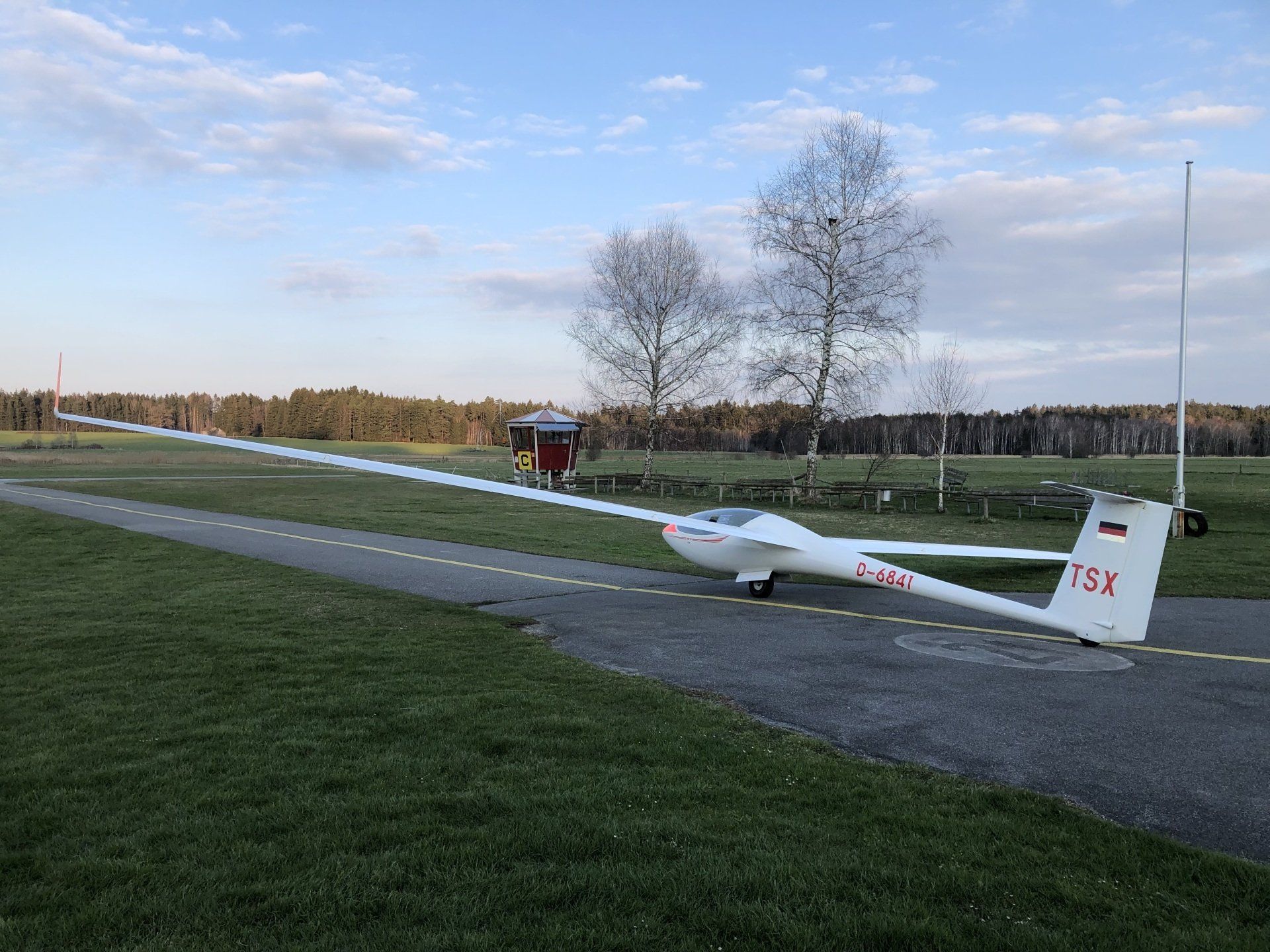 Das Segelflugzeug D-6841 steht zum start bereit. Flugzeugtyp ist  ASW 27