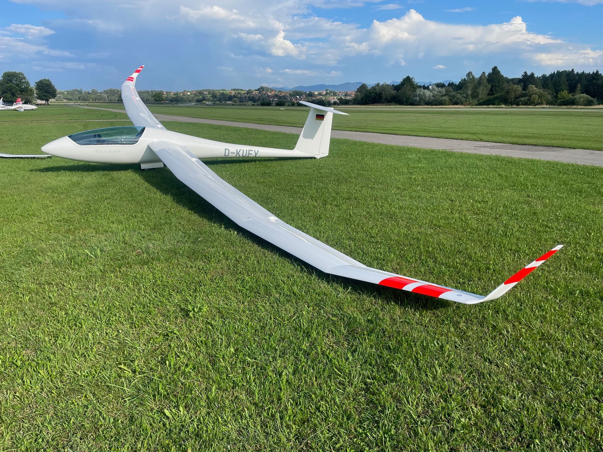 Das Segelflugzeug D-KINY steht am Flugplatz. Flugzeugtyp ist ASG 29 E