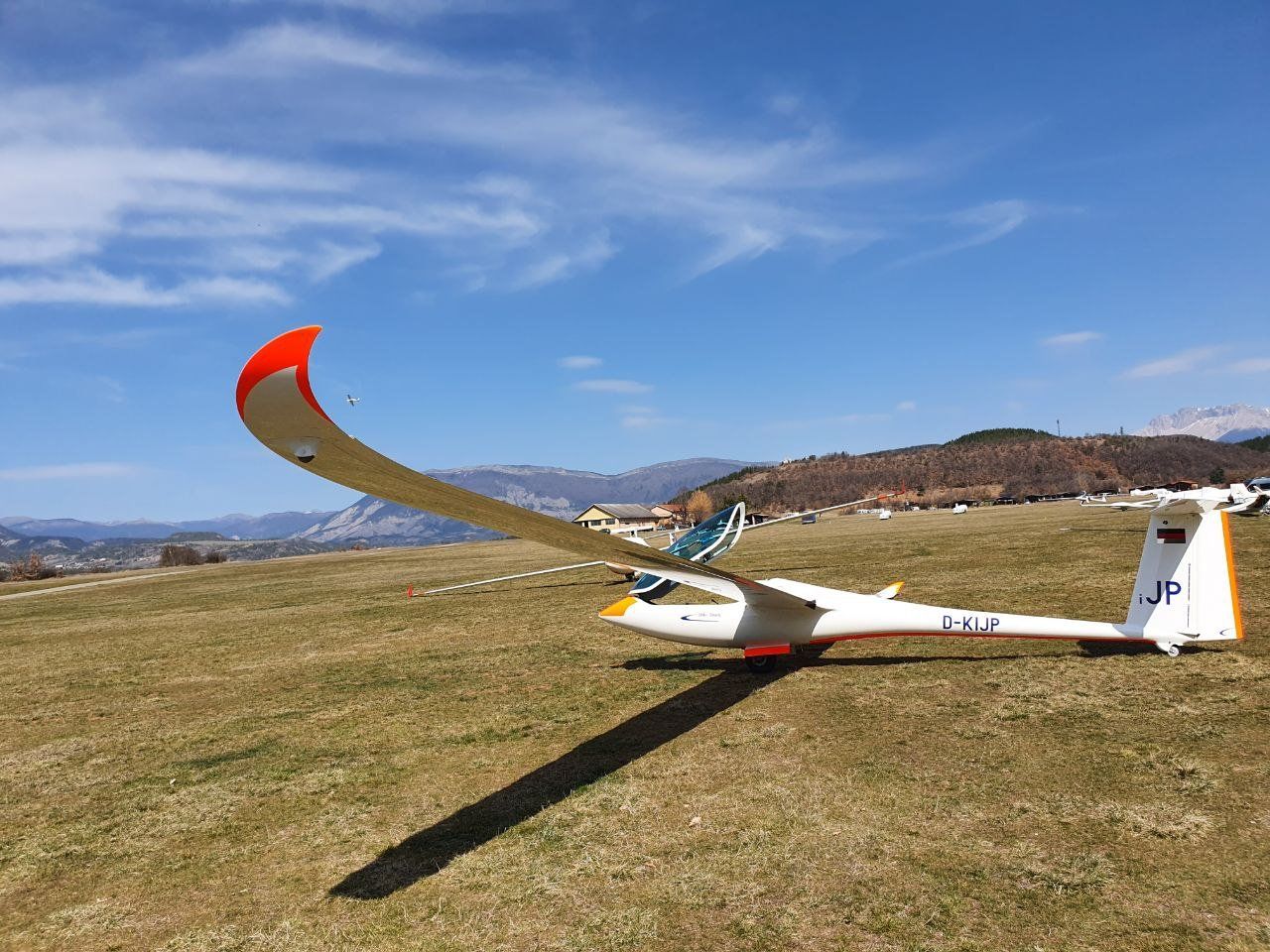 Das Segelflugzeug D-KIJP steht am Flugplatz. Flugzeugtyp ist  HPH 304 MS Shark