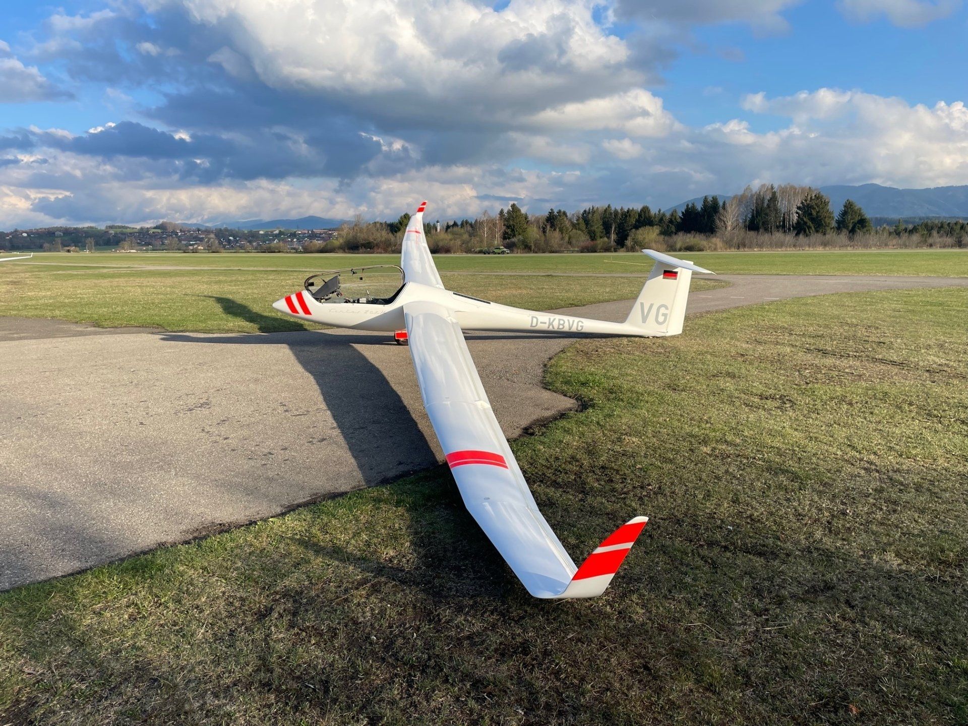 Das Segelflugzeug D-KBVG steht am Flugplatz. Flugzeugtyp ist  Ventus-2c