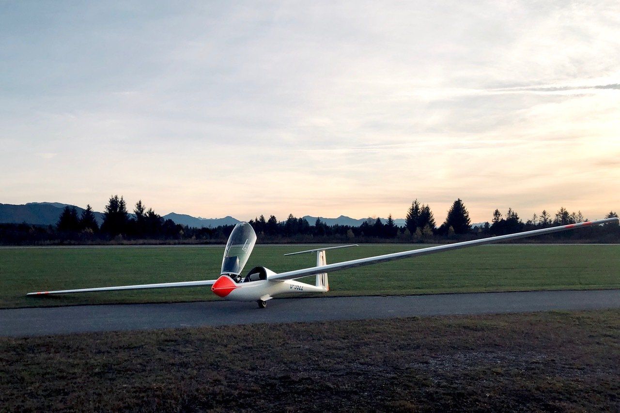 Das Segelflugzeug D-3922 steht am Segelflugzentrum Königsdorf auf der Landebahn. Flugzeugtyp ist LS3