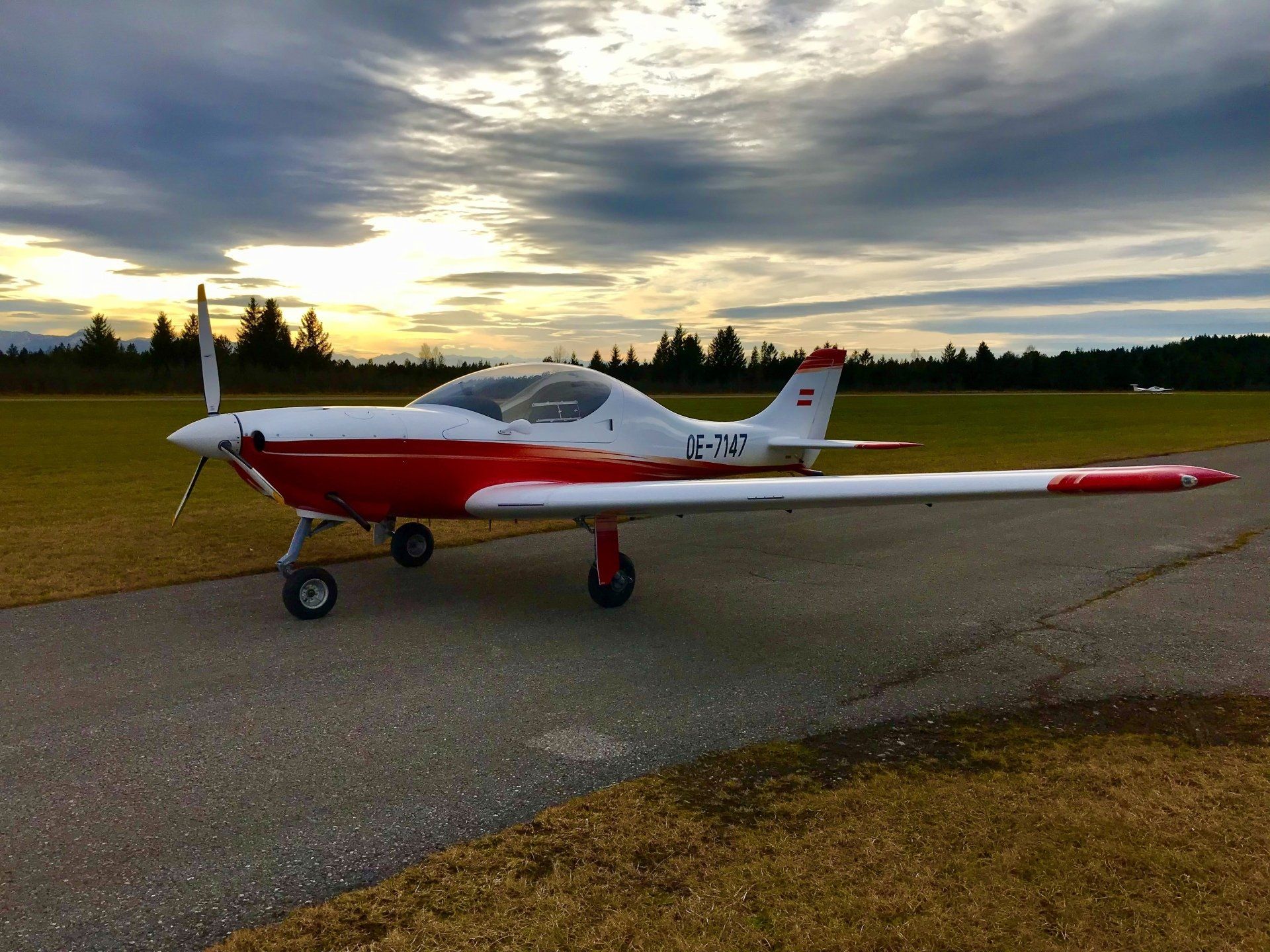 Das Ultraleichtflugzeug OE-7147 steht am Segelflugzentrum Königsdorf. Flugzeugtyp ist Dynamic WT9