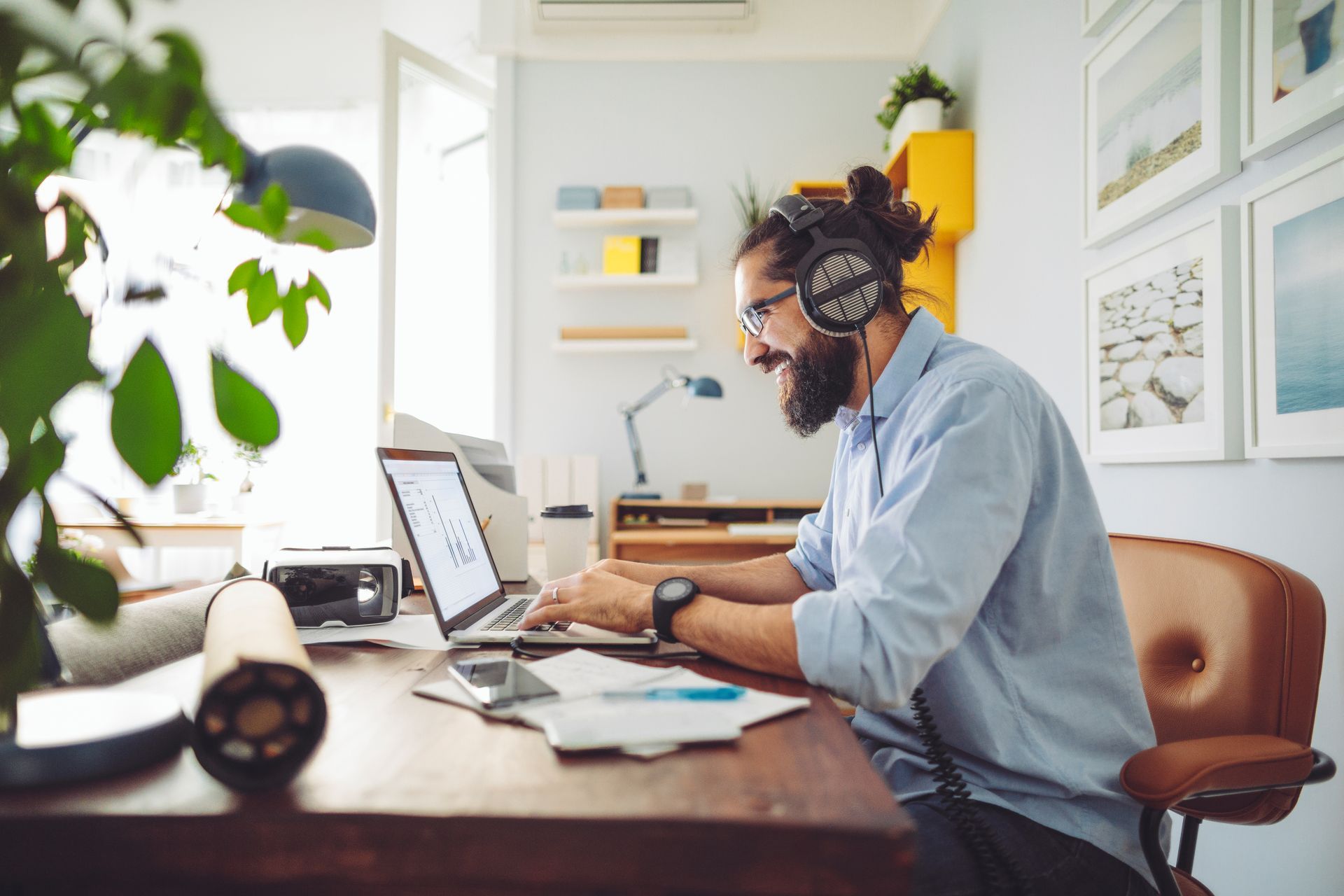 Tutor helping student online