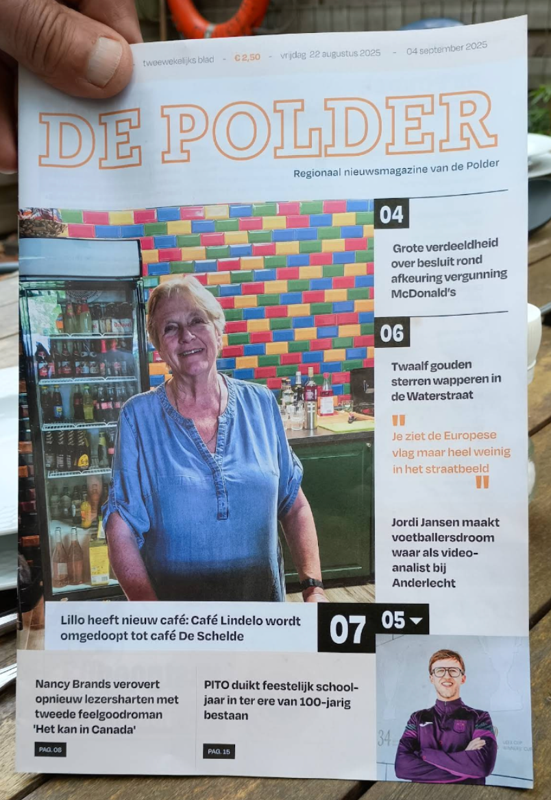 Magazine cover “DE POLDER” with a smiling woman in a blue shirt in a shop, plus smaller inset portraits and text boxes