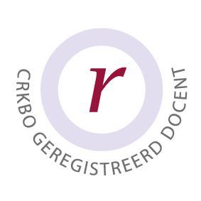 CRKBO-geregistreerd documentzegel met een paarse ring en een rode kleine letter