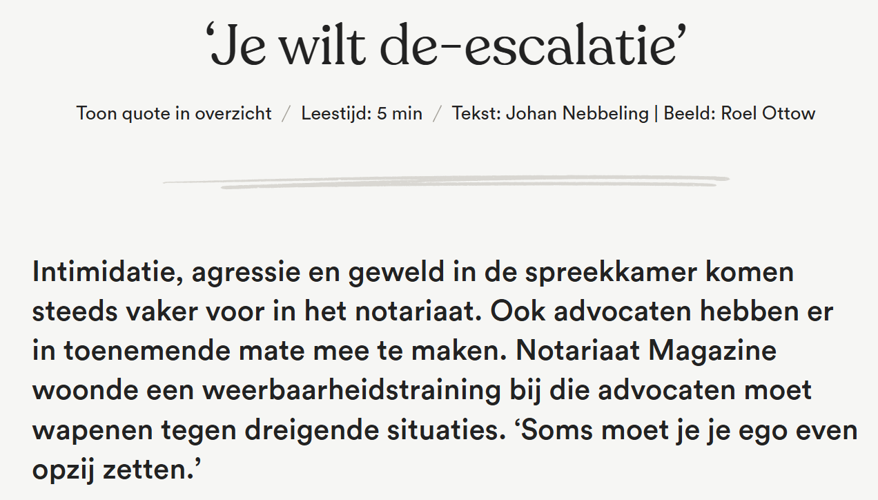 Nederlandse artikelkop “Je wilt de-escalatie” boven tekst over intimidatie en geweld in de rechtszaal en op politiebureaus