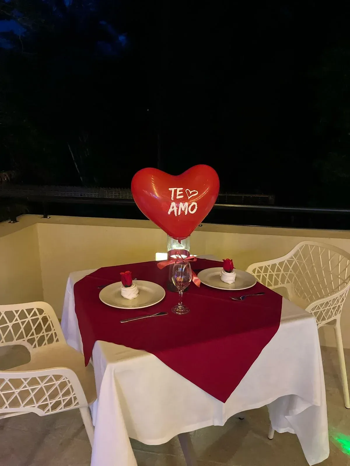 Cena romántica decorada para San Valentín con globo de corazón y mesa para dos, ideal para planes en pareja cerca a Bogotá.