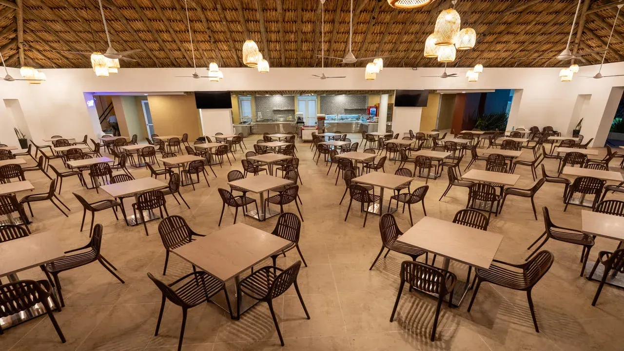 Salón comedor amplio de hotel con restaurante en Villeta, espacio cómodo para desayunos, almuerzos en familia.