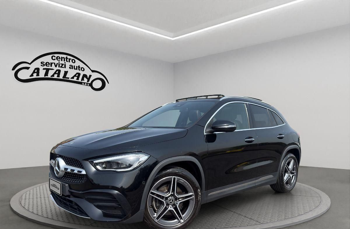 Un SUV Mercedes nero esposto in uno showroom con il logo Catalano sulla parete.
