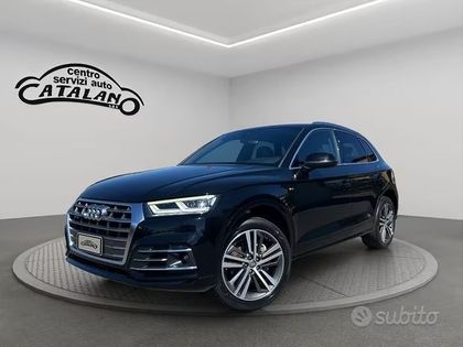 SUV blu scuro esposto in uno showroom, vista frontale sinistra su una piattaforma girevole.