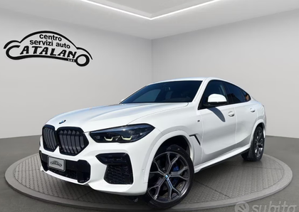SUV crossover Renault color argento in esposizione in stile showroom con sfondo bianco e piattaforma girevole.