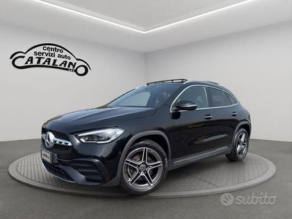 BMW SUV nera in uno showroom allestito in studio, con il logo Catalano sulla parete.