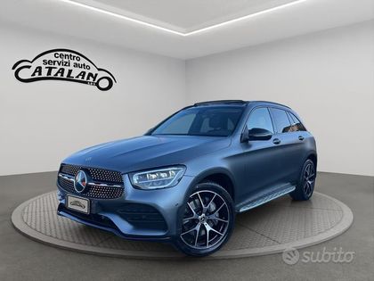 SUV Mercedes-Benz blu su una piattaforma girevole all'interno di uno studio bianco, con il logo della concessionaria Catalano.