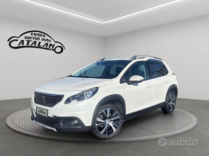 SUV bianco su una piattaforma girevole all'interno di una concessionaria, con il logo Catalano sulla parete.