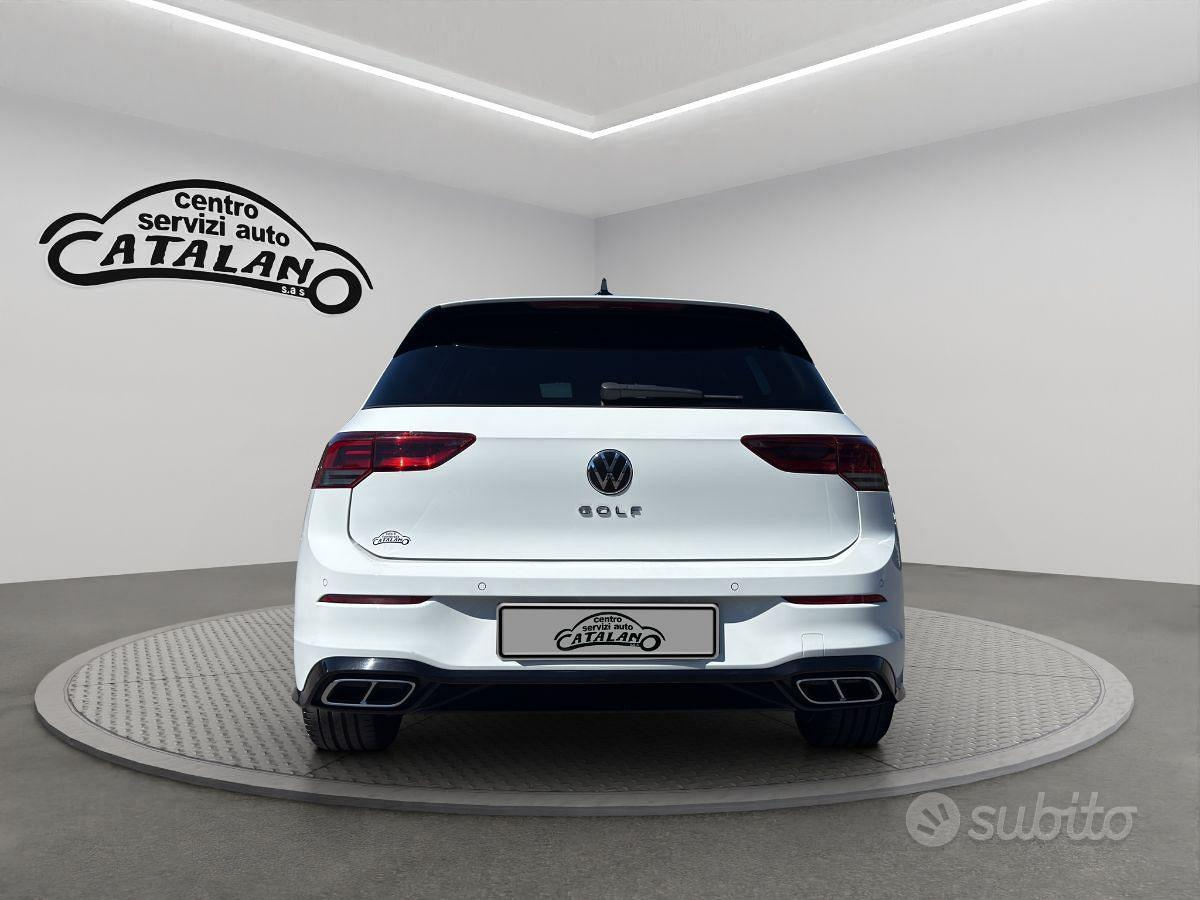 Vista posteriore di un SUV Volkswagen bianco in uno showroom con il logo Catalano sulla parete.