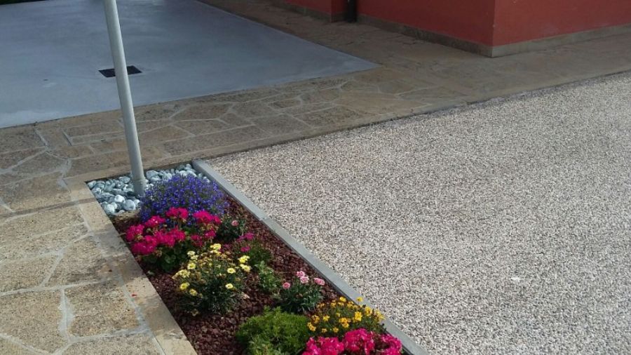 Pavimento SassoItalia con aiuola di fiori