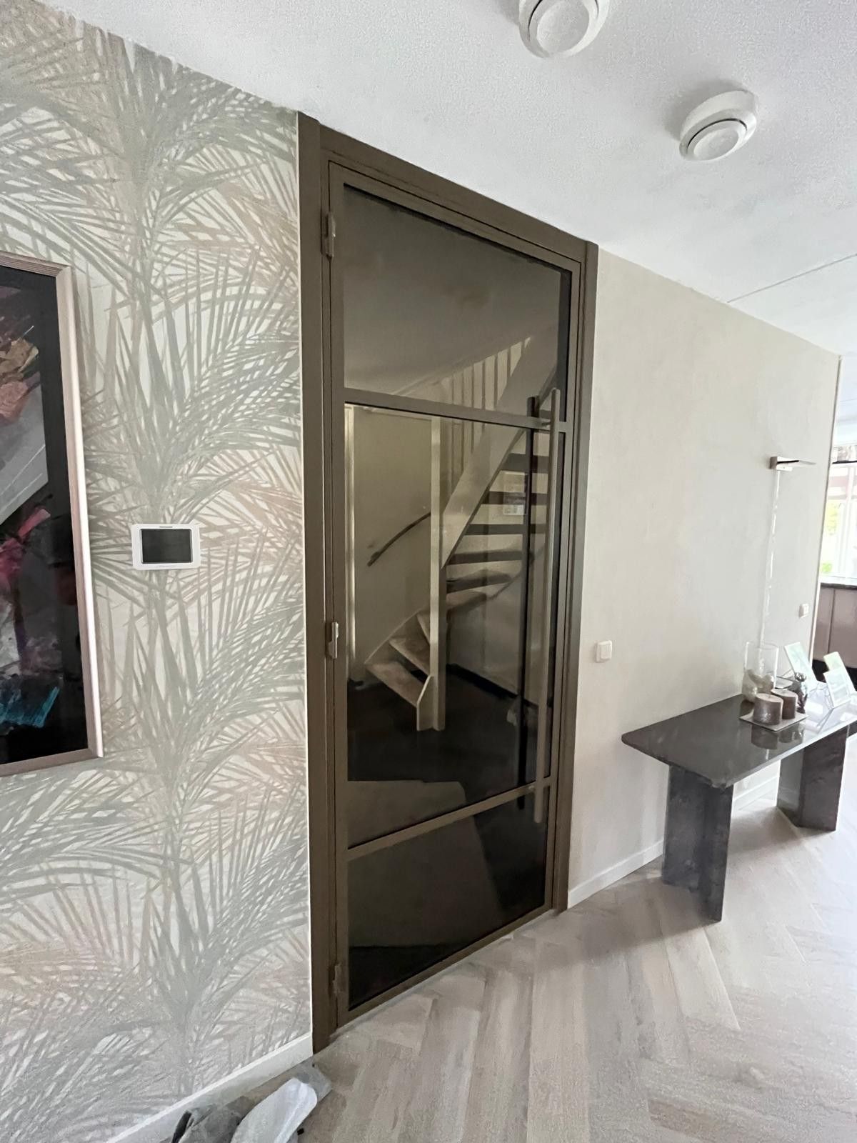 Maatwerk stalen bronzen deur in bestaand kozijn. Door onze overzetprofielen kunnen wij alle soorten opdekdeuren vervangen zonder schade of slopen. Hollemans Homesteel Numansdorp