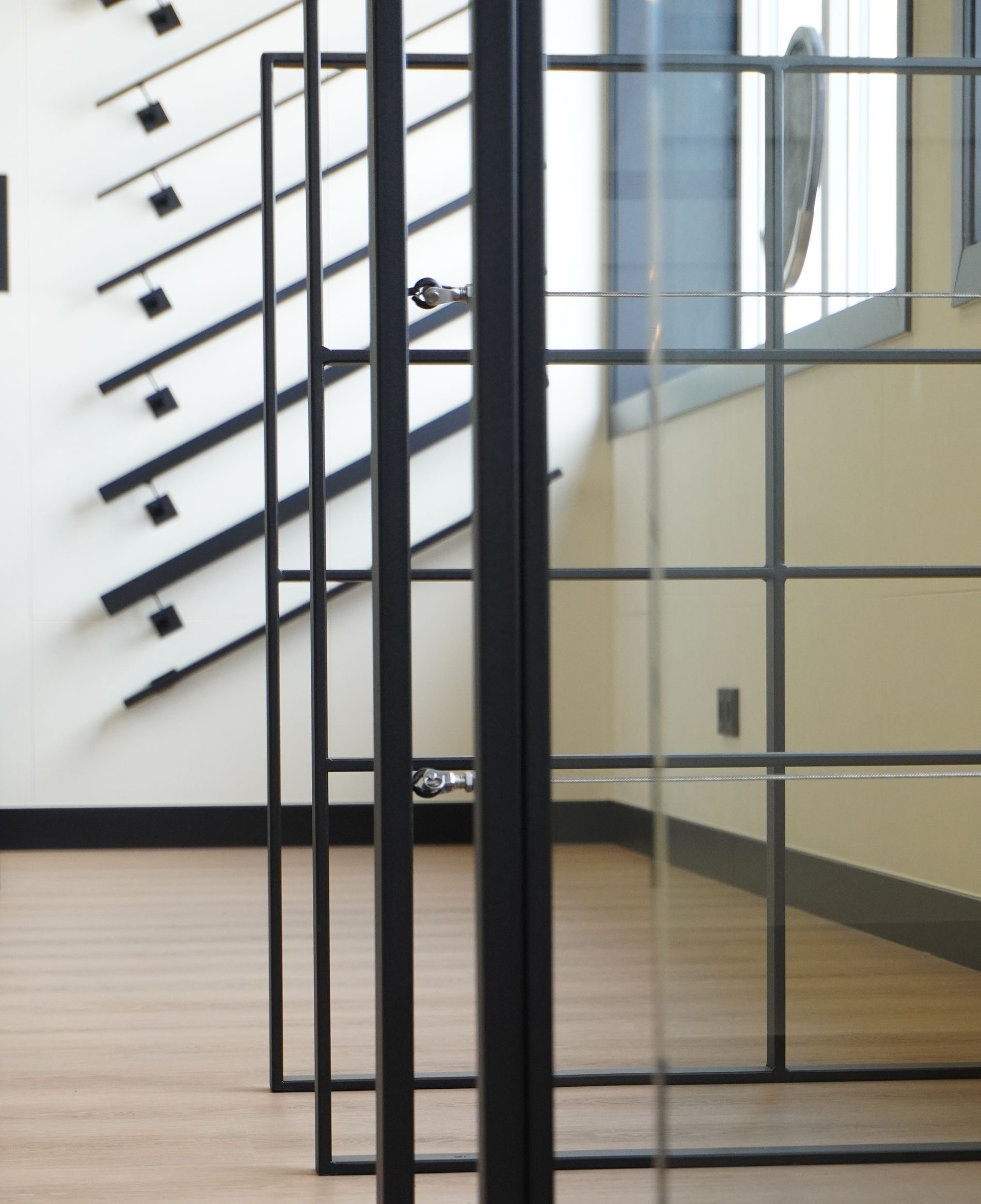 In onze showroom hebben wij meerdere voorbeelden van soorten en indelingen balustrades met of zonder glas