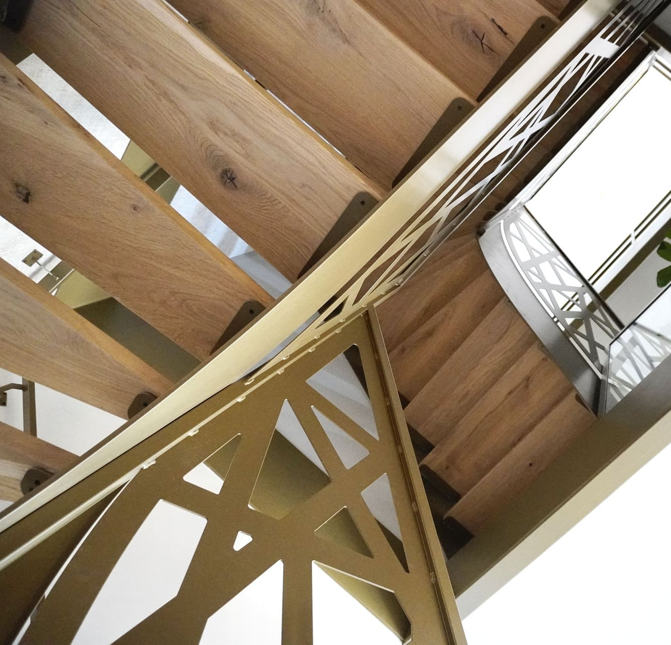 Stalen trap in brons kleur, uitgevoerd met eikenhouten treden. Balustrade voorzien in design-model