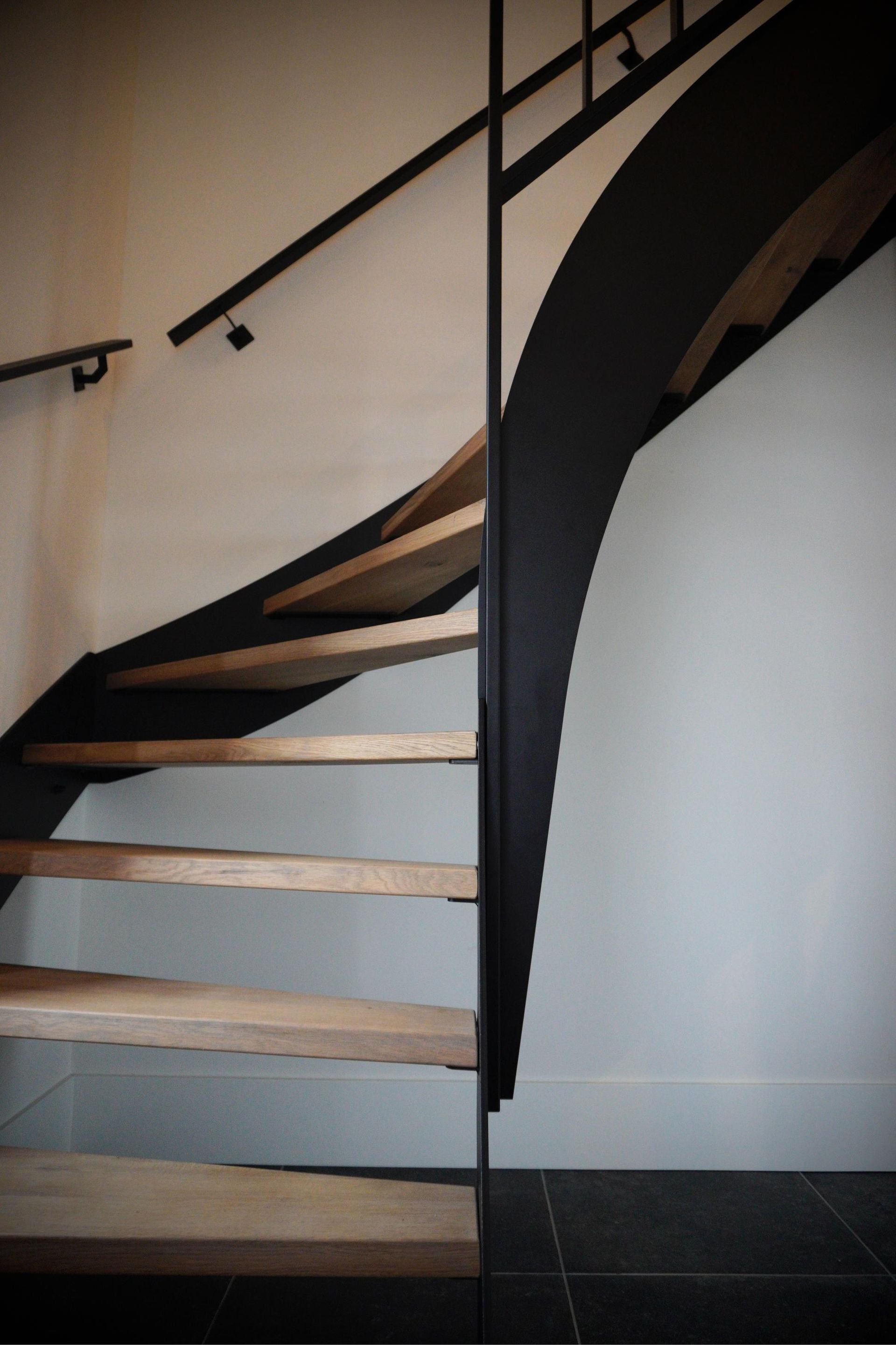Stalen trap met spijlen balustrade staal en eiken treden massief door Hollemans Homesteel uit Numansdorp