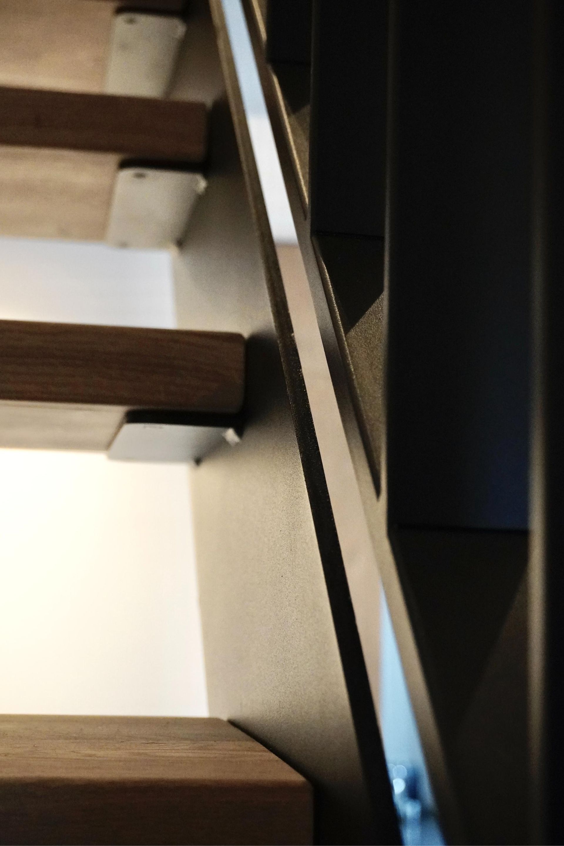 Stalen trap met spijlen balustrade staal en eiken treden massief door Hollemans Homesteel uit Numansdorp
