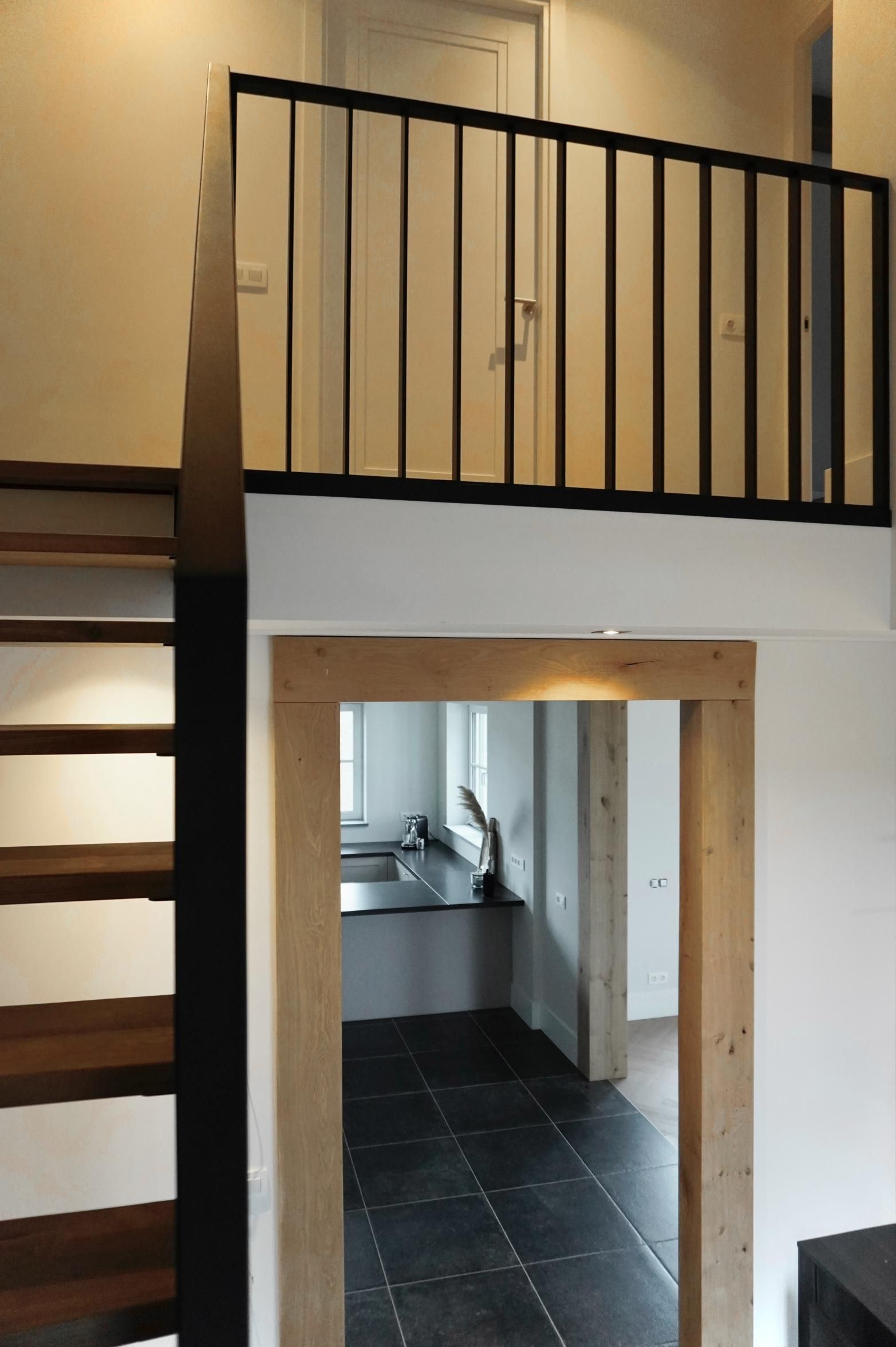 Stalen trap met spijlen balustrade staal en eiken treden massief door Hollemans Homesteel uit Numansdorp