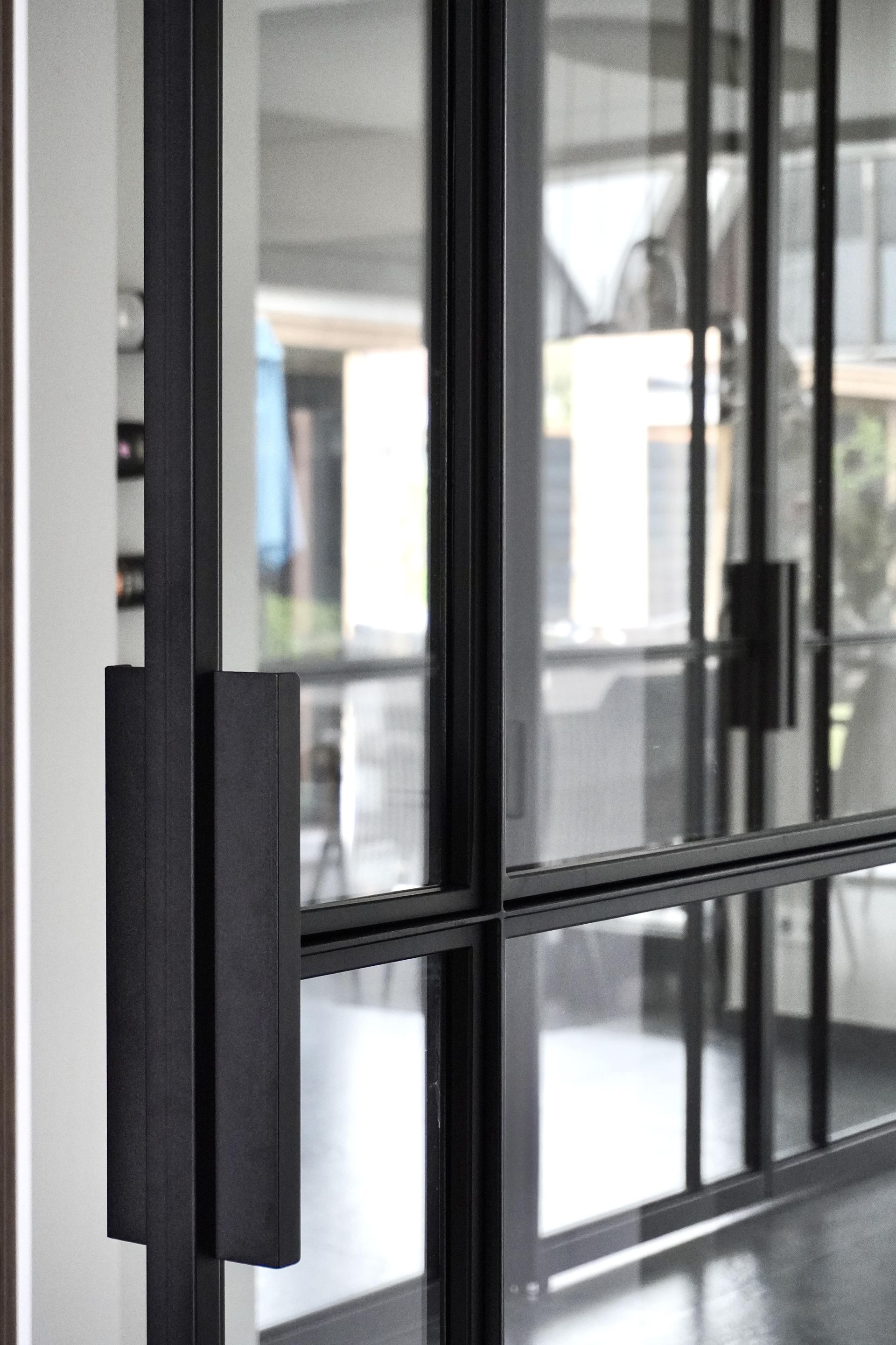 Stalen handgreep schuifdeur met glas.