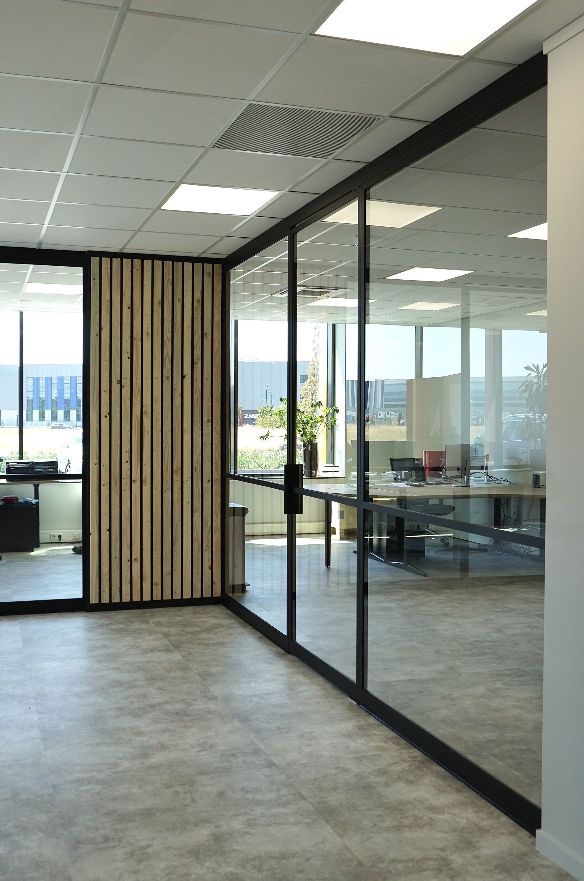 Metalen kantoorwanden met glas op maat gemaakt