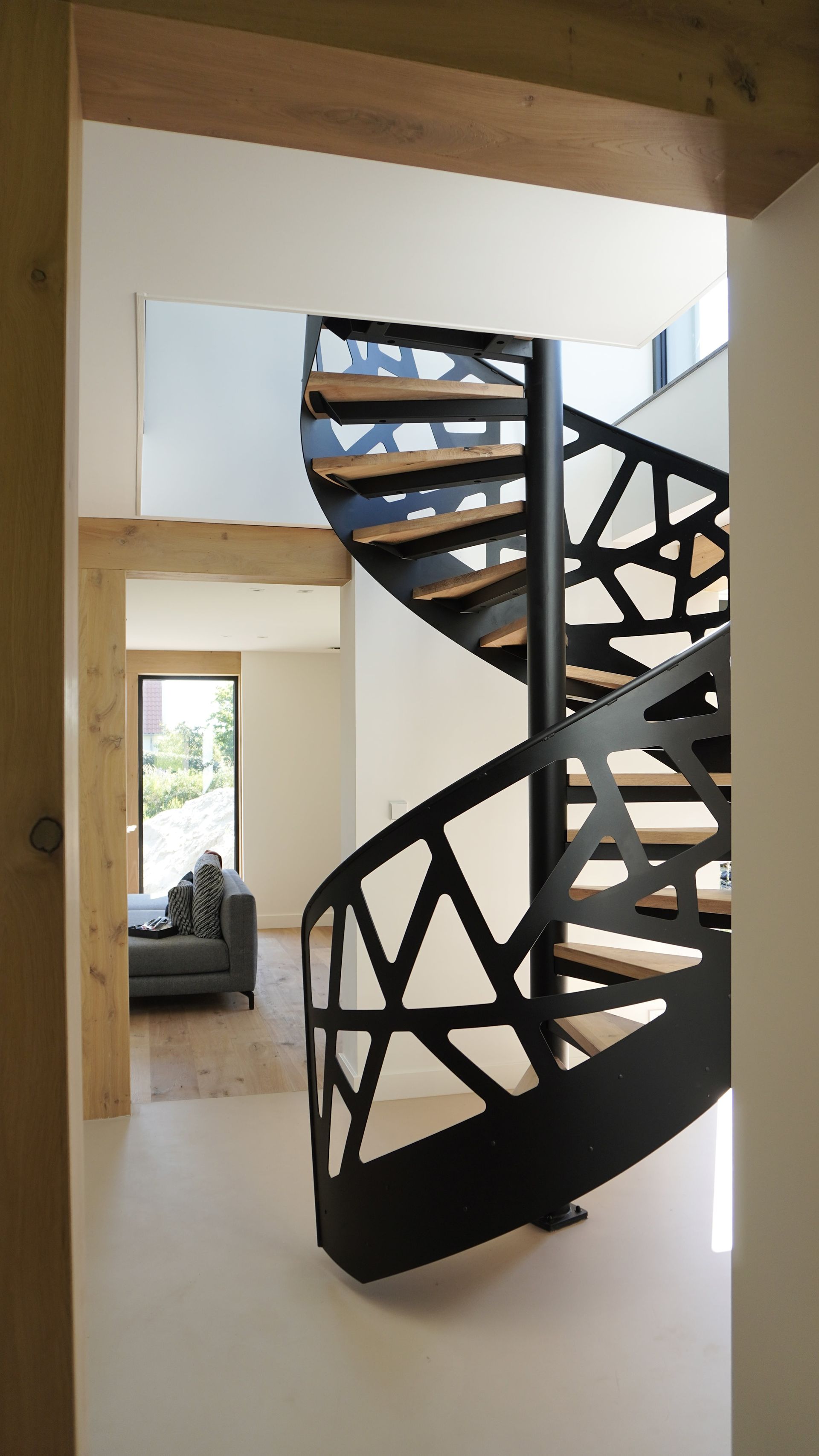 Stalen wenteltrap of spiltrap met eiken treden en stalen balustrade met of zonder glas. Op maat gemaakt door Hollemans Homesteel uit Numansdorp