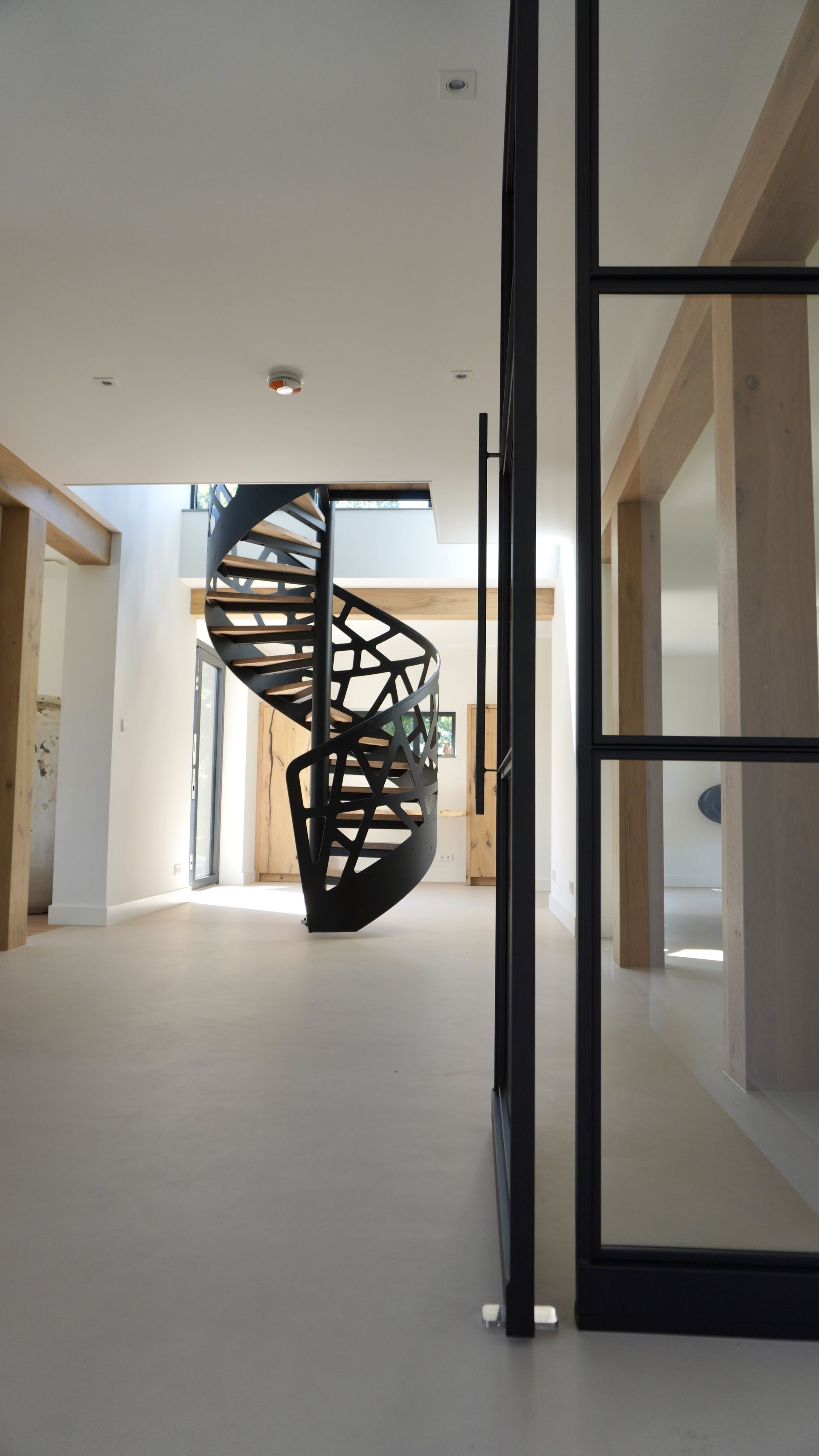 Stalen wenteltrap of spiltrap met eiken treden en stalen balustrade met of zonder glas. Op maat gemaakt door Hollemans Homesteel uit Numansdorp