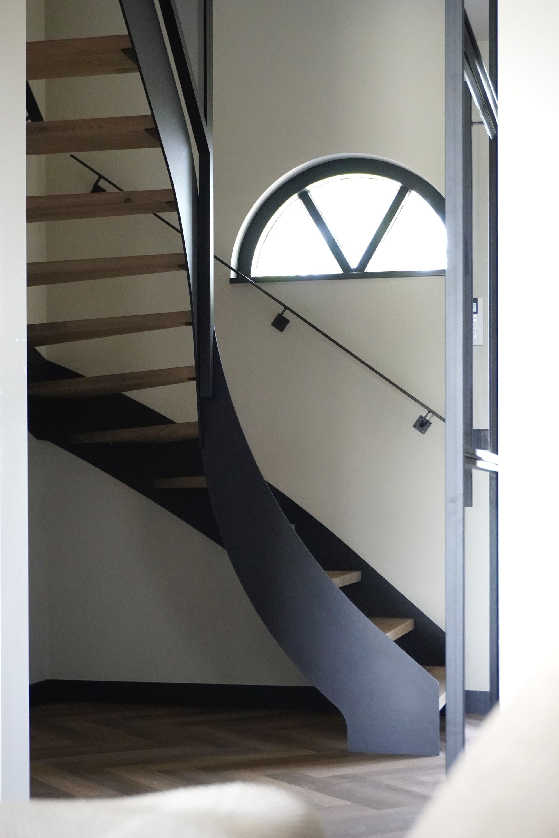 Stalen wenteltrap of spiltrap met eiken treden en stalen balustrade met of zonder glas. Op maat gemaakt door Hollemans Homesteel uit Numansdorp