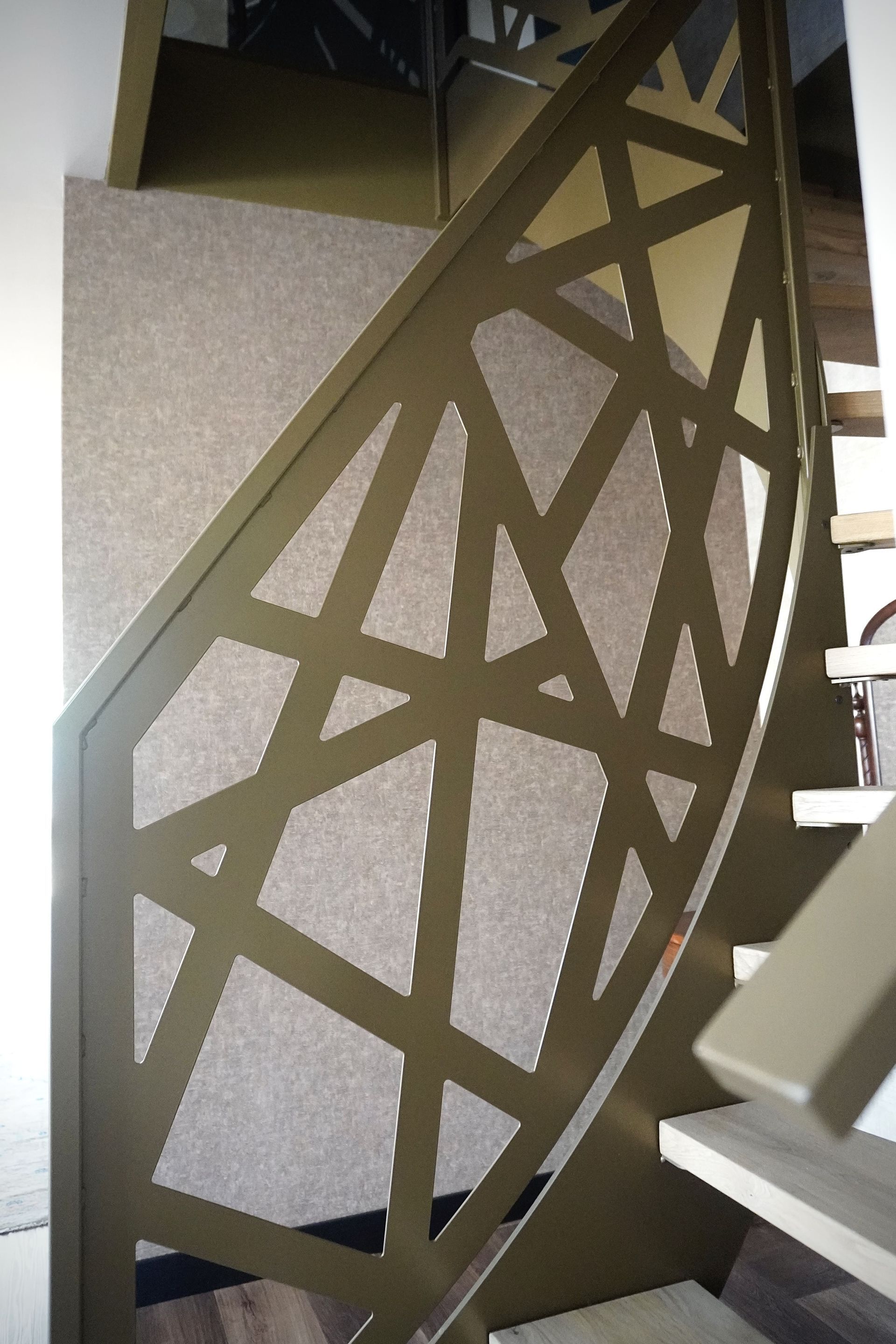 Stalen trap met houten treden in bronskleur op maat gemaakt door Hollemans Homesteel uit Numansdorp