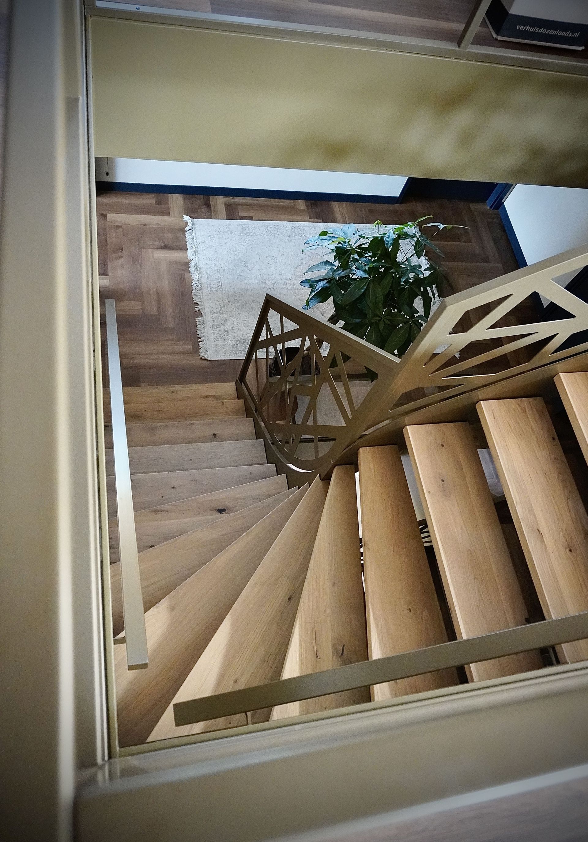 Stalen trap met houten treden in bronskleur op maat gemaakt door Hollemans Homesteel uit Numansdorp