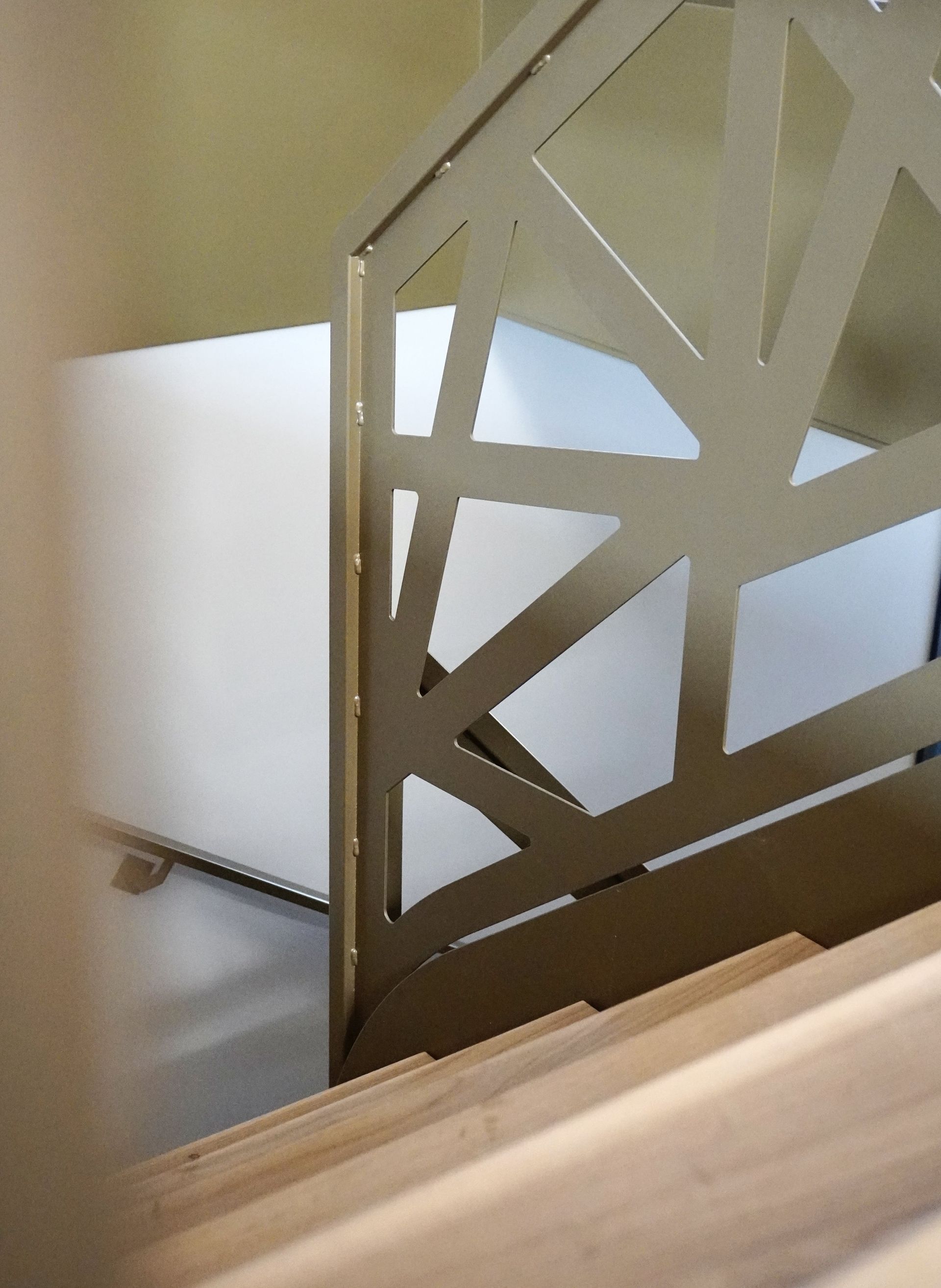 Stalen trap met houten treden in bronskleur op maat gemaakt door Hollemans Homesteel uit Numansdorp