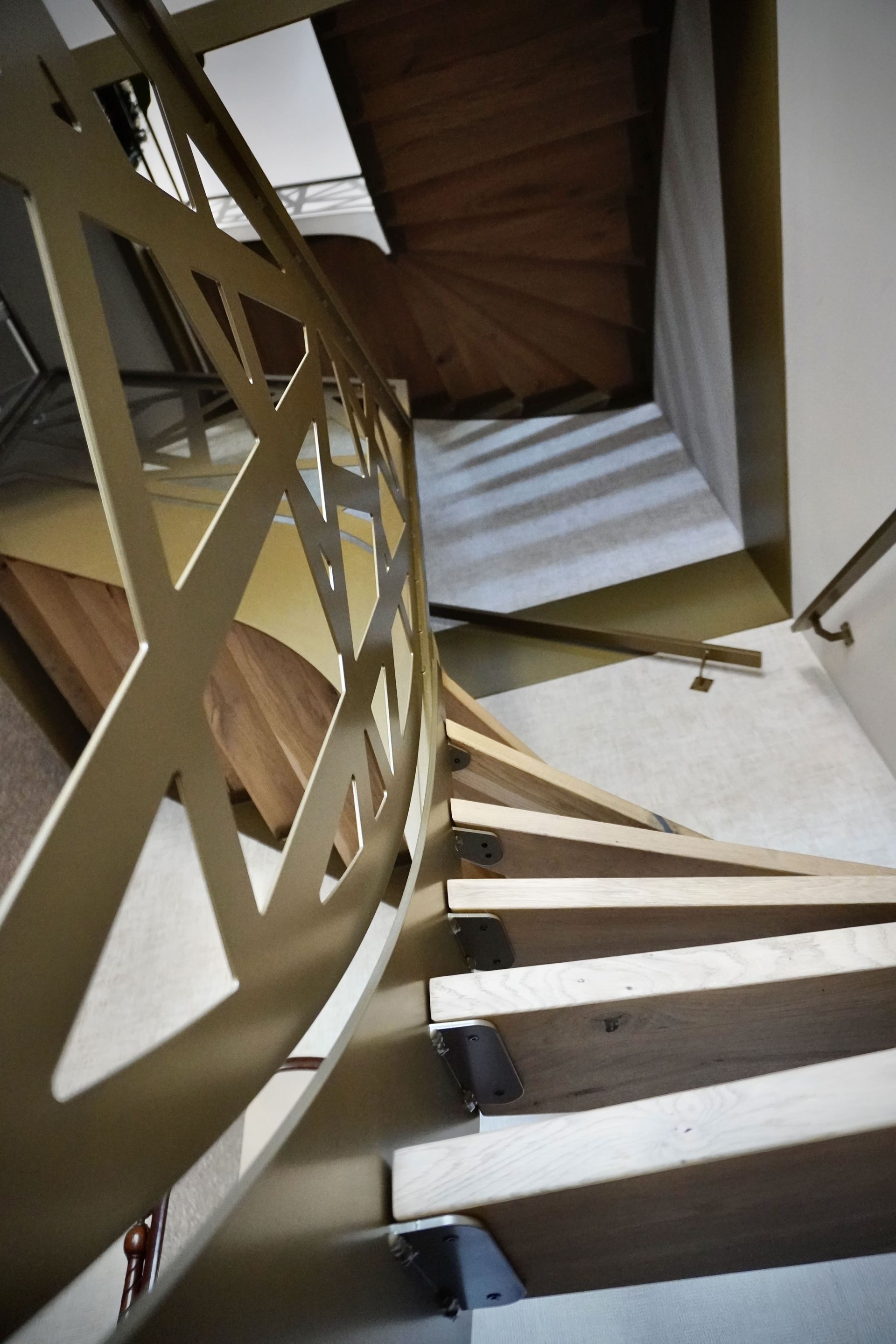 Stalen trap met houten treden in bronskleur op maat gemaakt door Hollemans Homesteel uit Numansdorp