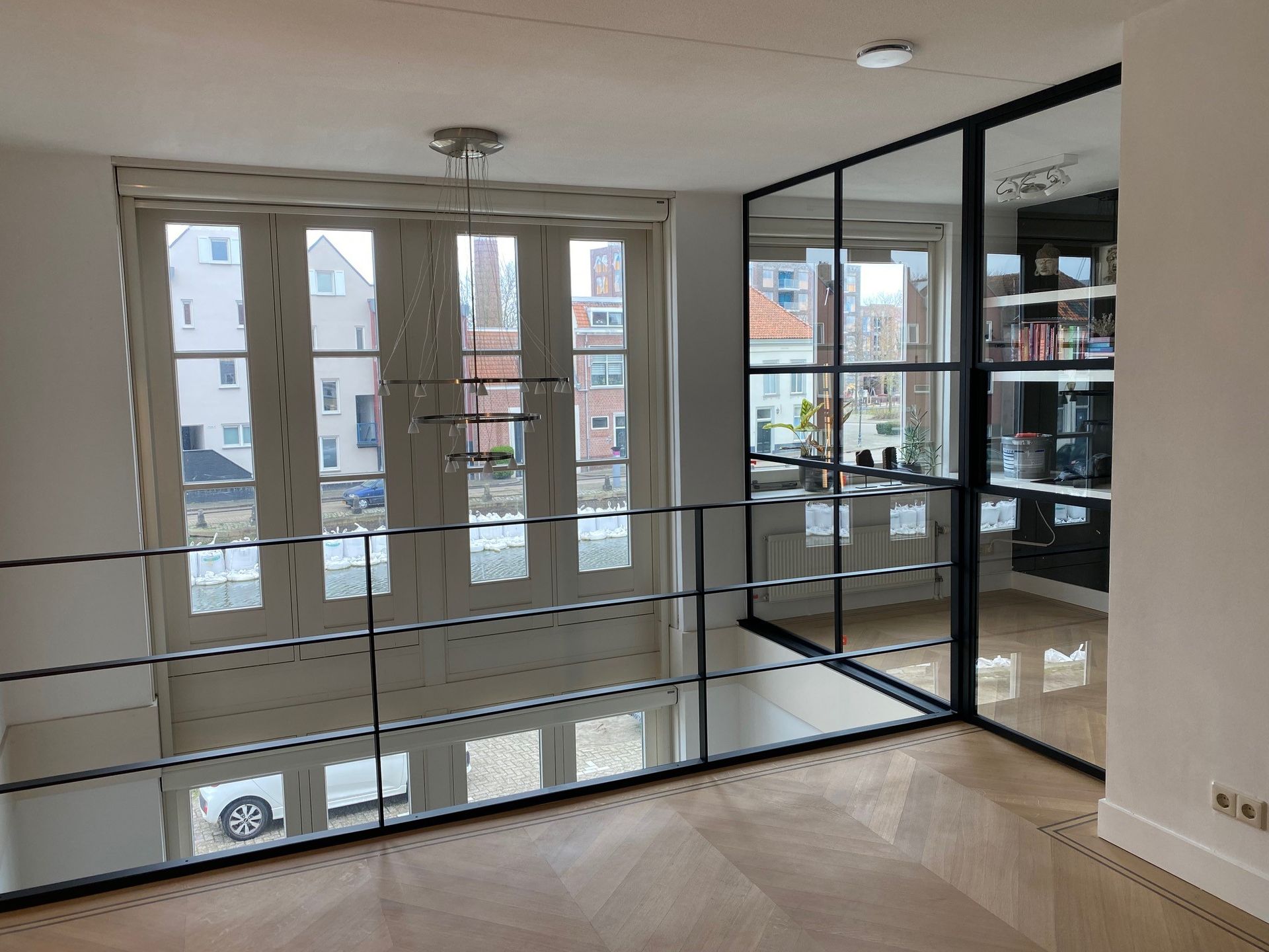 Stalen Balustrade naast stalen wandpanelen met glas