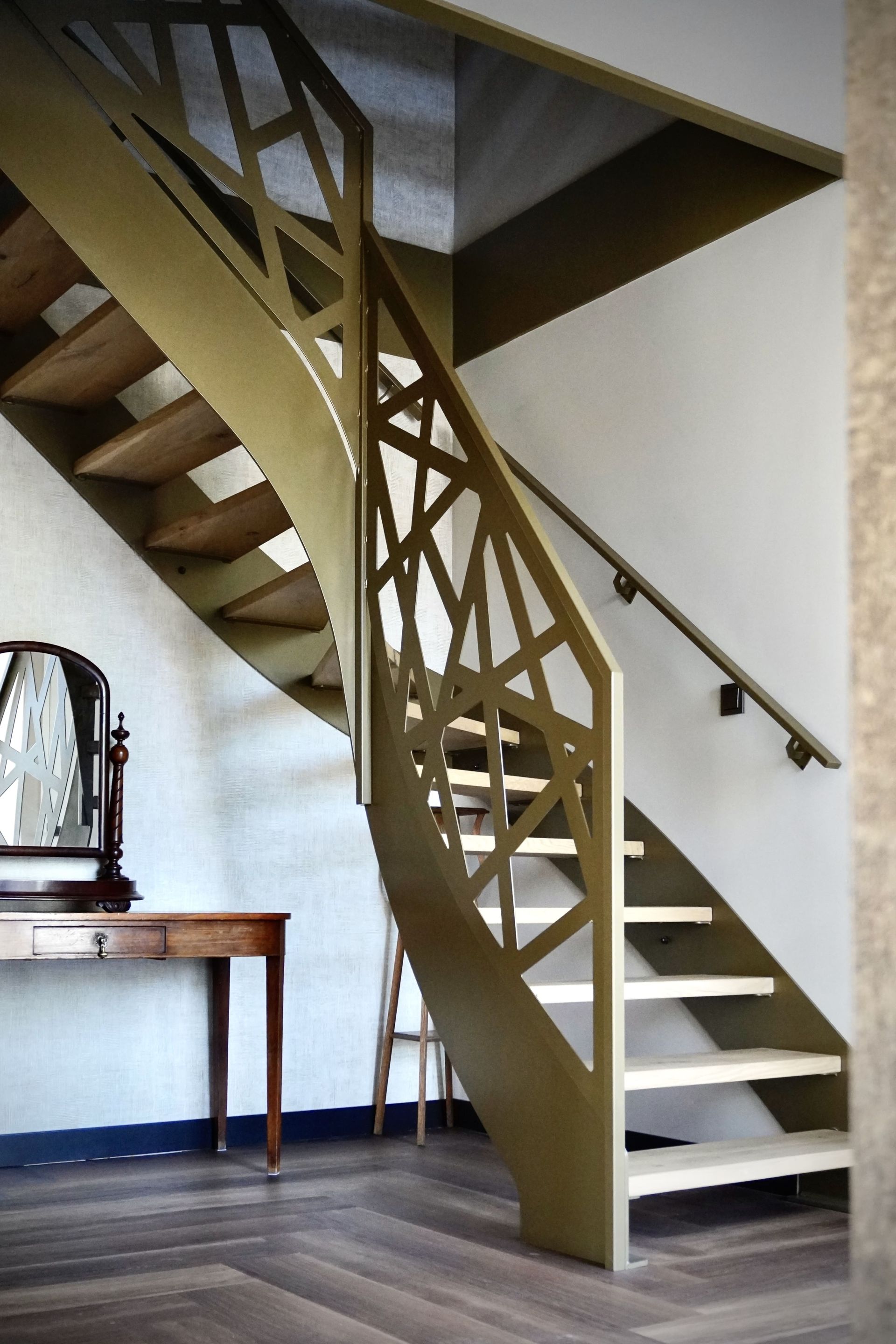 Stalen maatwerk trap met eikenhouten treden en design balustrade door Hollemans Homesteel uit Numansdorp