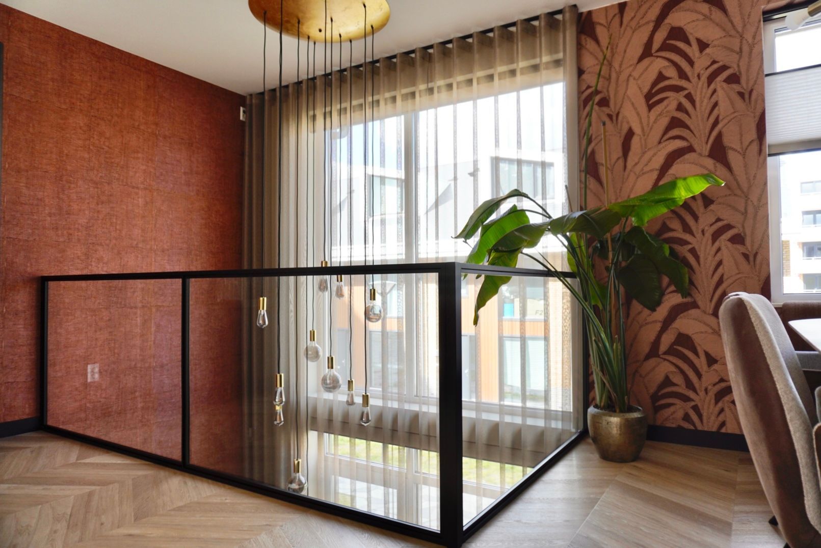Stalen glazen balustrades voor vide op trapgat op maat gemaakt