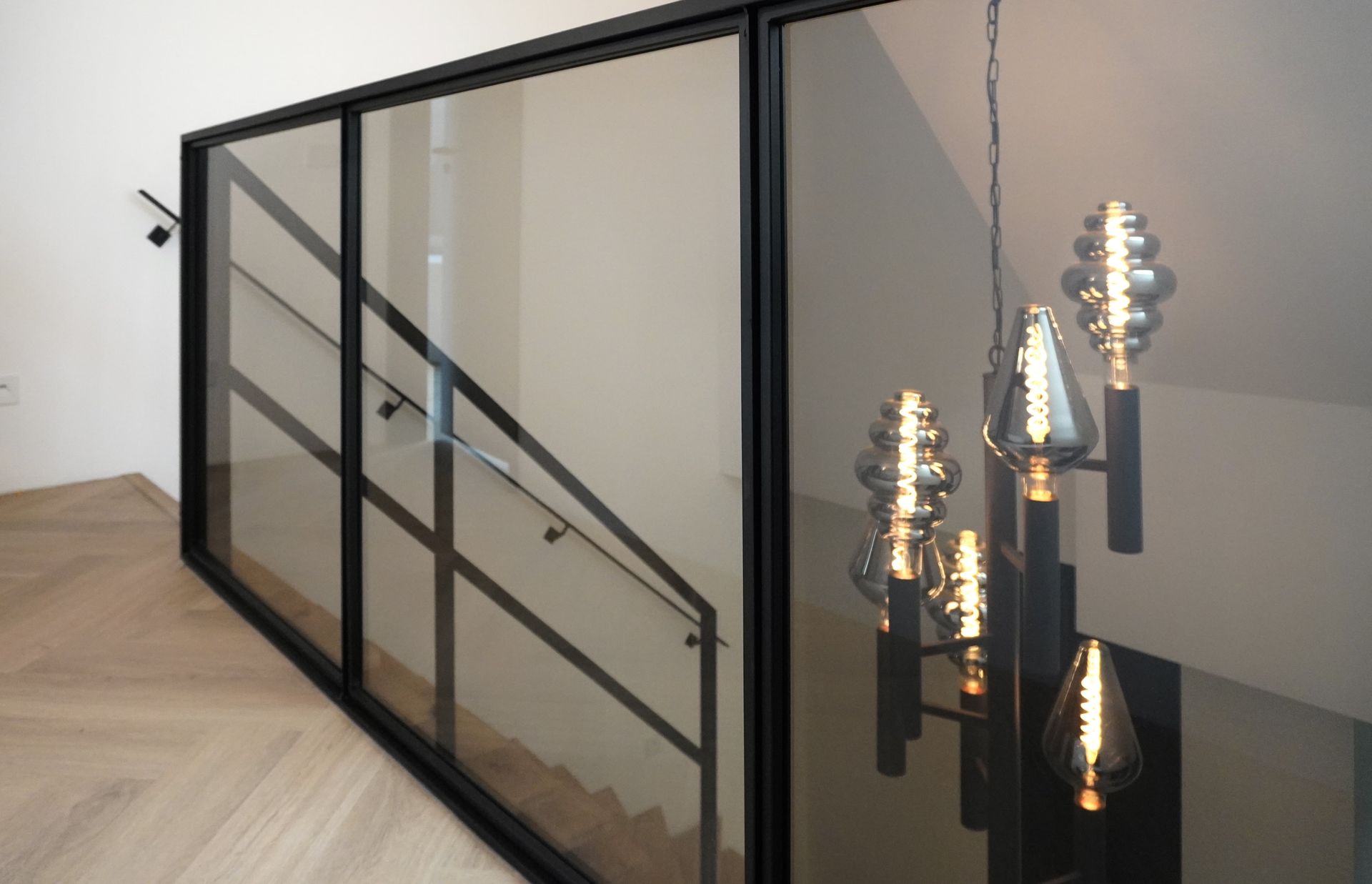 Stalen balustrade met getint glas en stalen trapleuningen