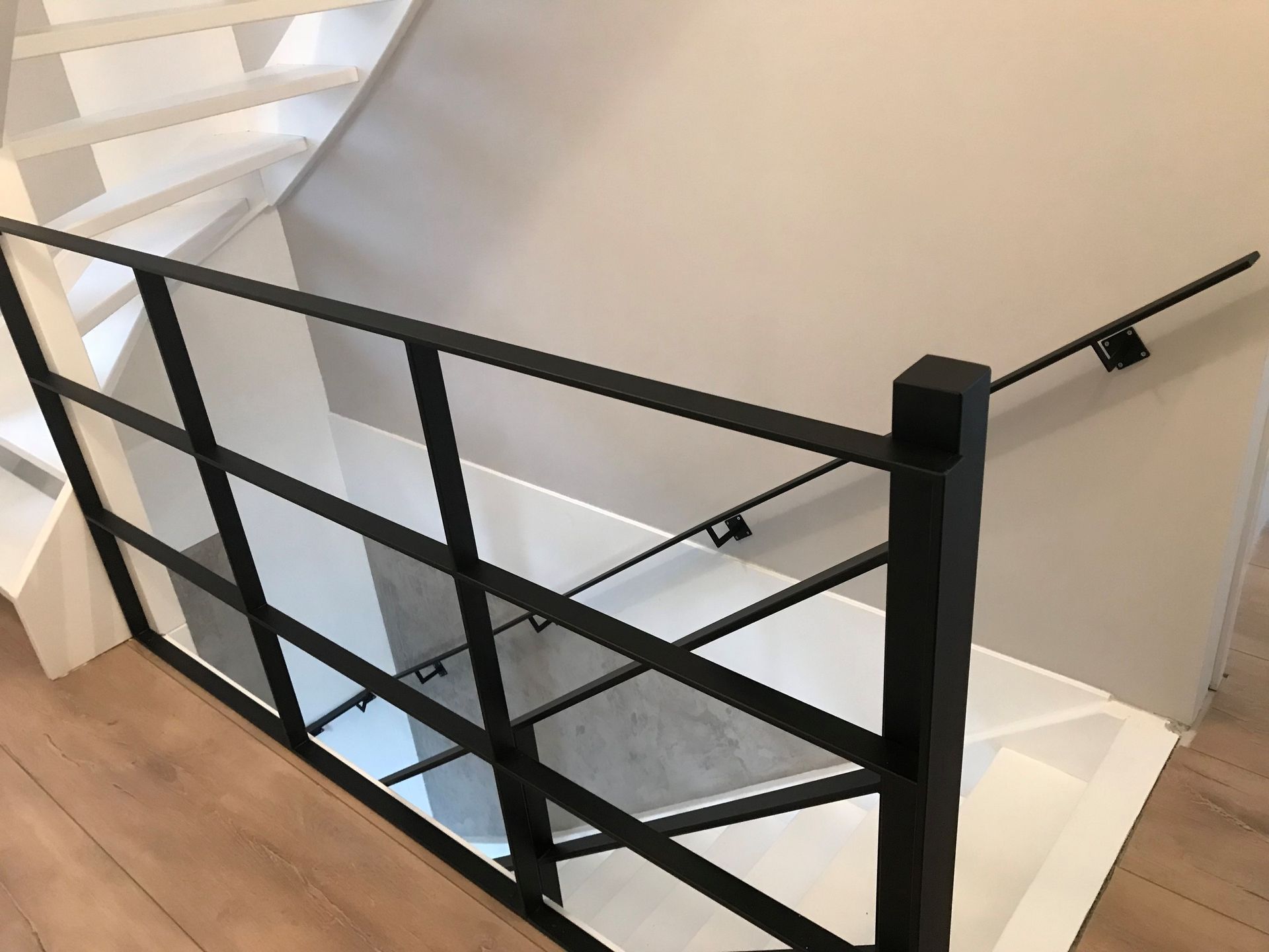 Stalen balustrade met meerdere vlakken en stalen trapleuning