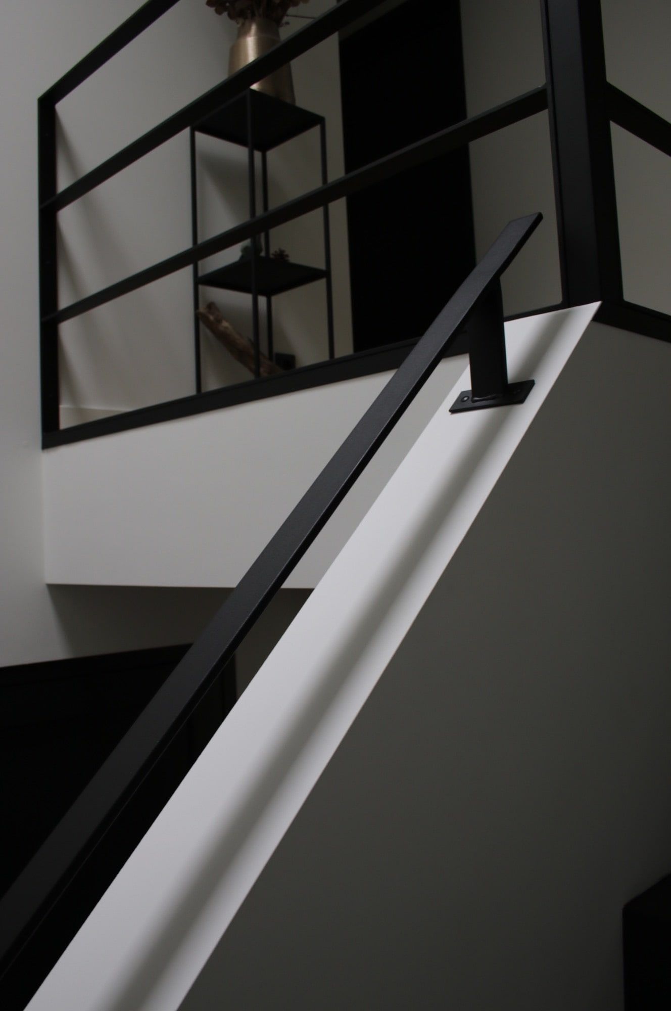 Stalen maatwerk binnentrap met eikenhouten treden voorzien van stalen balustrade met of zonder glas - Hollemans Homesteel Numansdorp