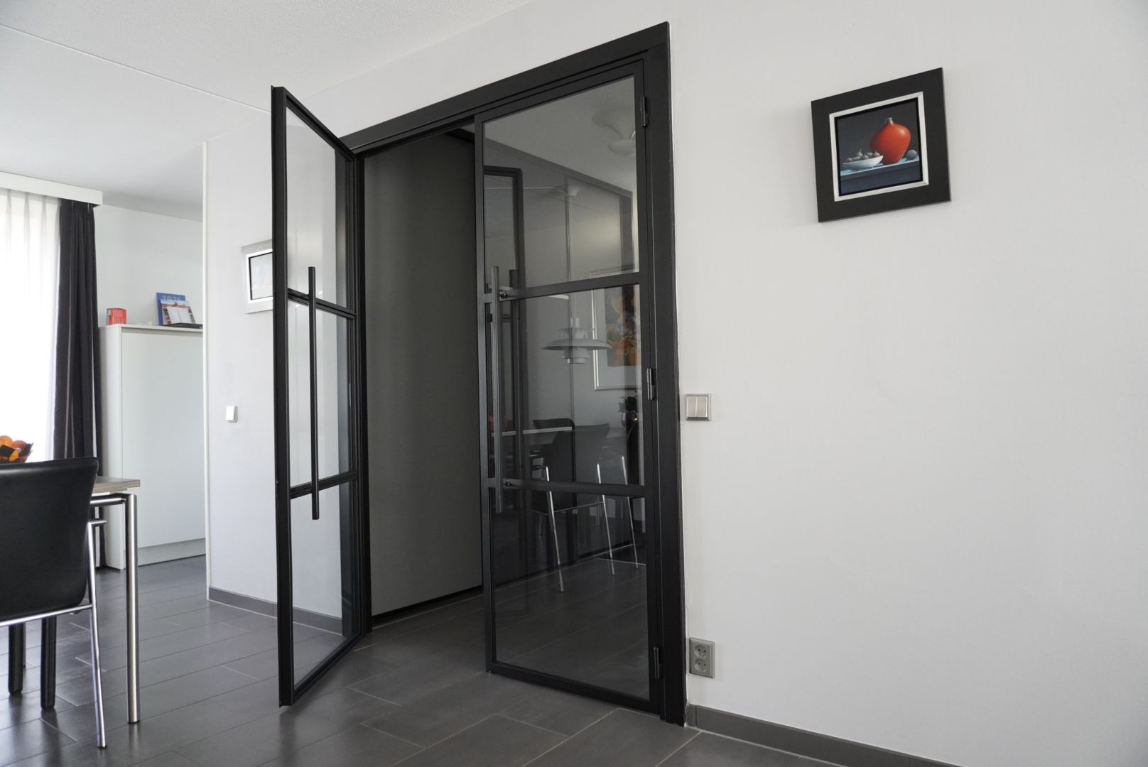 Maatwerk stalen dubbele scharnierdeur in bestaand kozijn. Door onze overzetprofielen kunnen wij alle soorten opdekdeuren vervangen zonder schade of slopen. Hollemans Homesteel Numansdorp