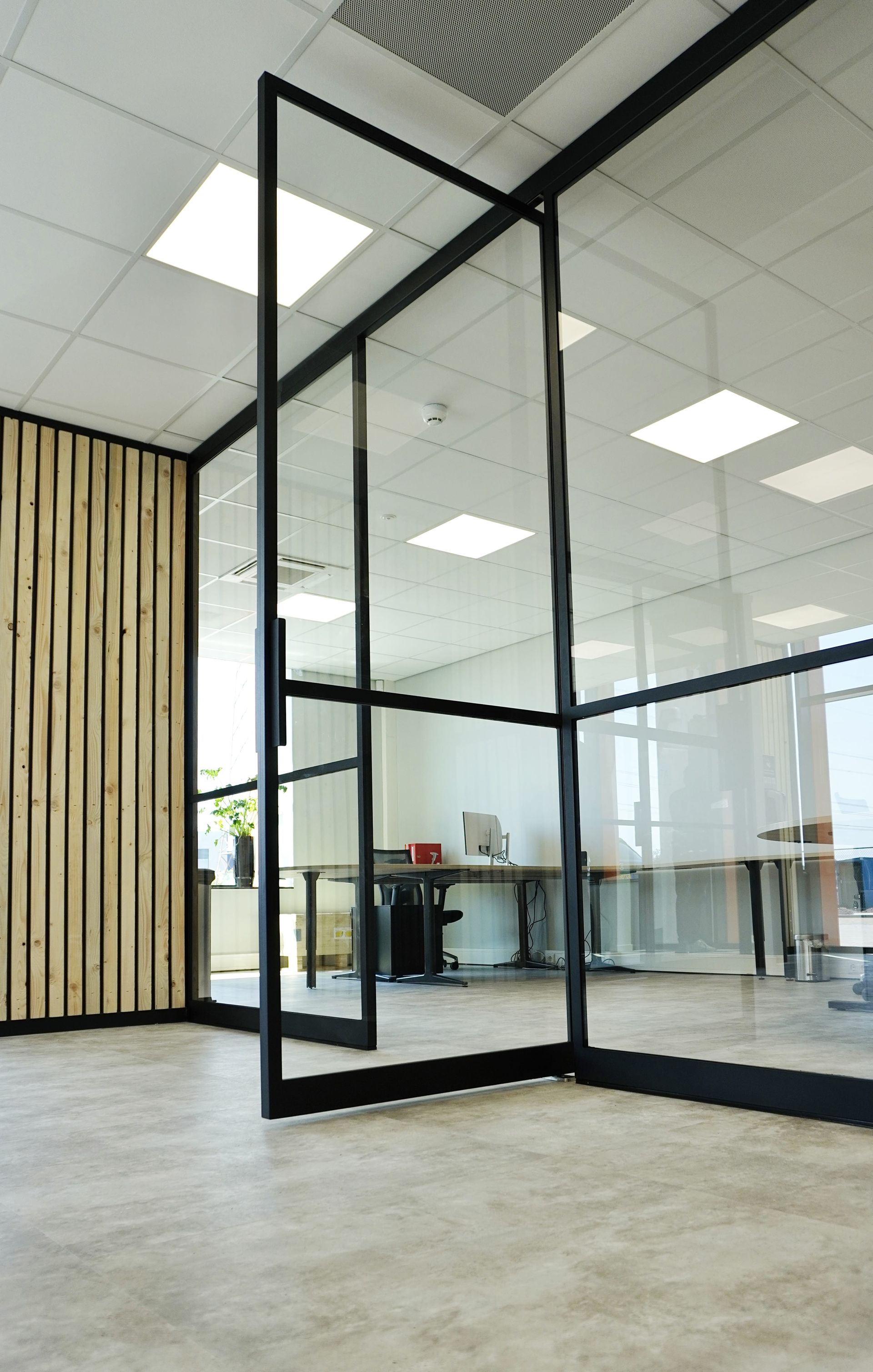 Stalen kantoorwanden met glas op maat