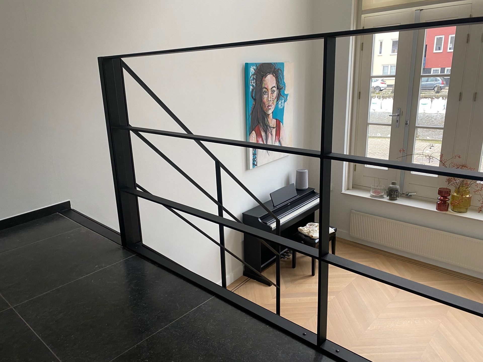 Maatwerk stalen balustrade op maat gemaakt split-level woning