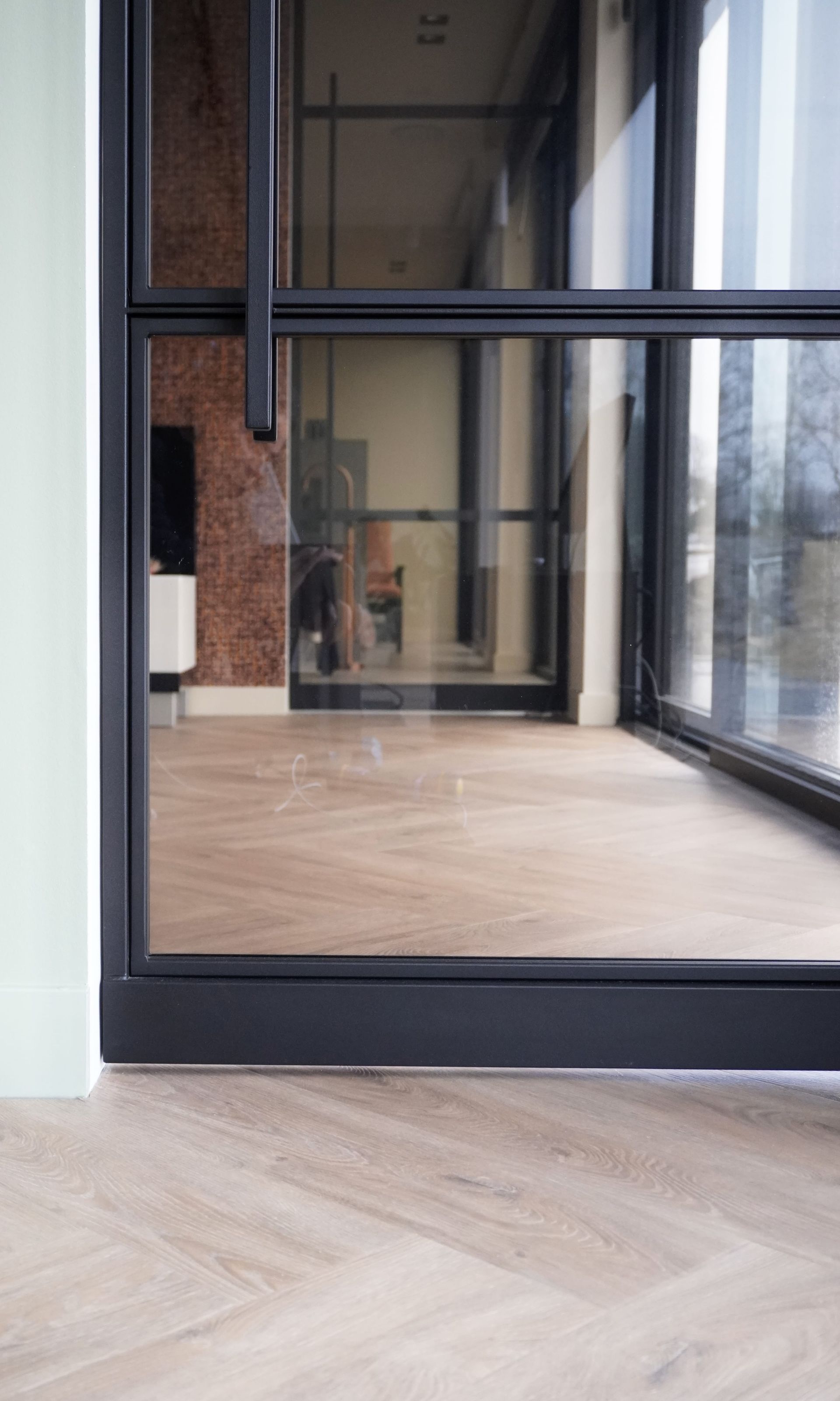 Stalen scharnierdeur met brons getint glas