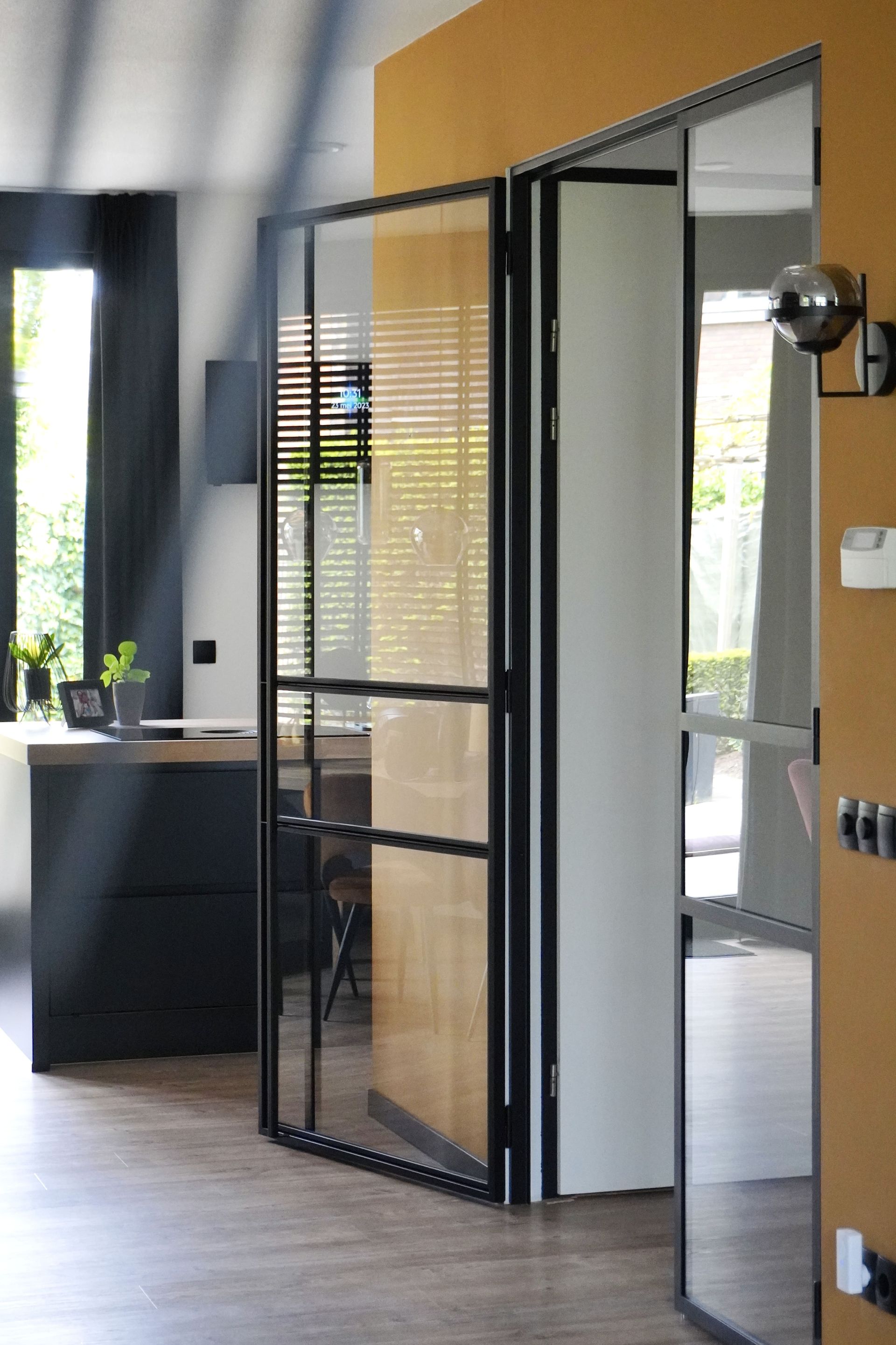 Dubbele stalen scharnierdeur met kozijn, op maat gemaakt door Hollemans Homesteel
