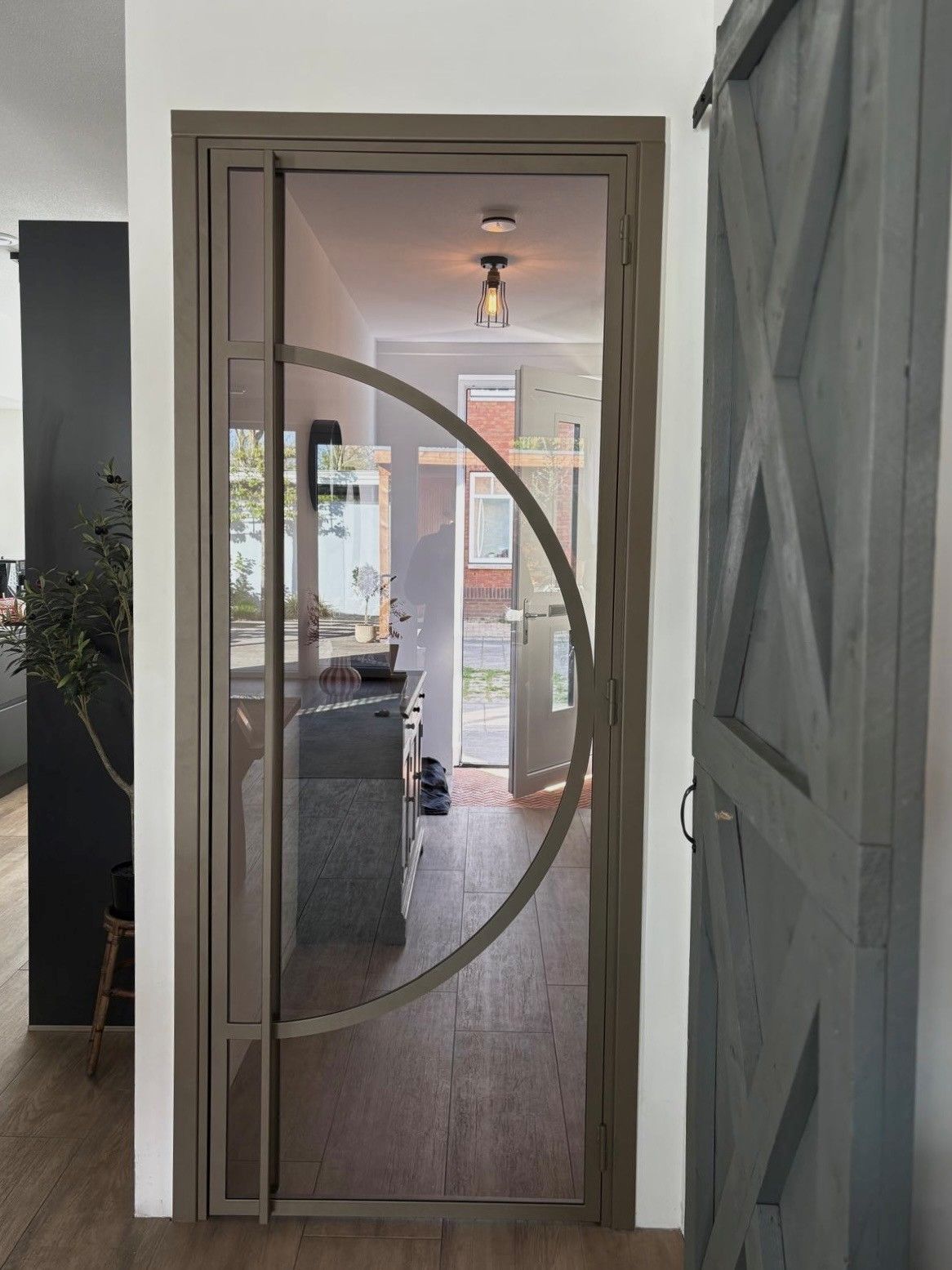 Wij vervangen eenvoudig en zonder schade uw oude opdekdeur. Door onze speciale overzet-profielen kunnen wij in elk bestaand kozijn onze stalen deuren plaatsen.