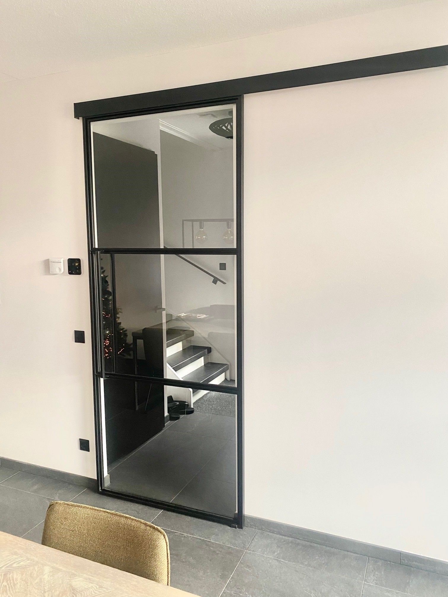 Stalen schuifdeur met glas op maat gemaakt met. Zwarte schuifdeur met helder glas.