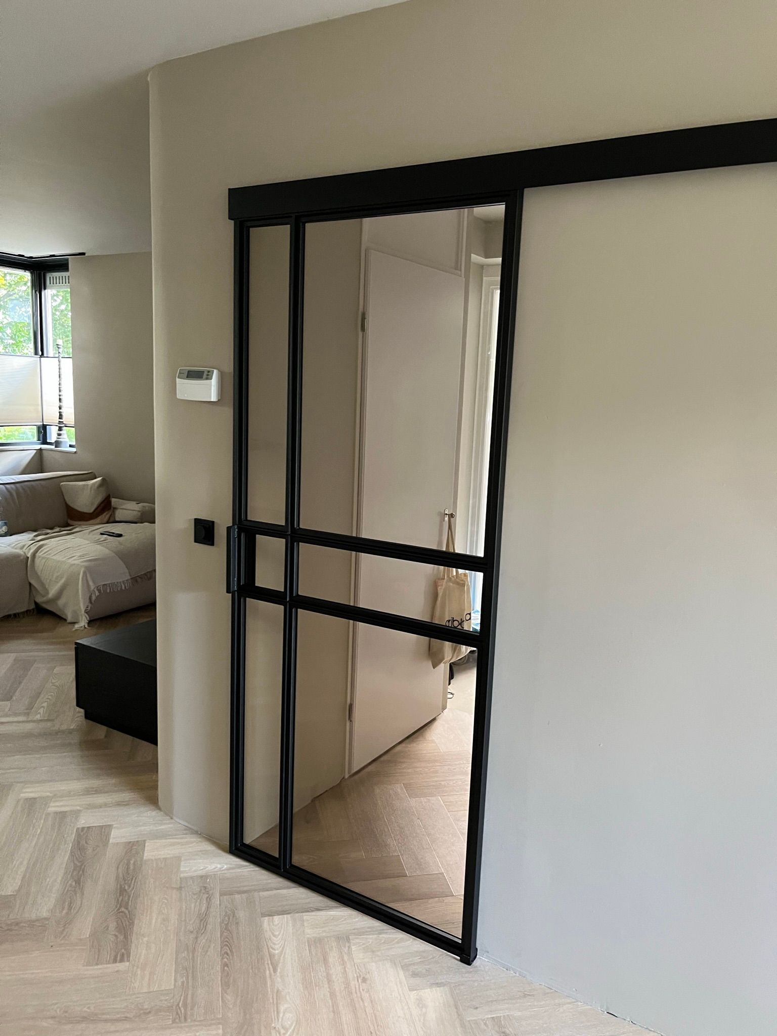 Stalen schuifdeur binnendeur met brons getint of rookglas. Hollemans Homesteel Numansdorp
