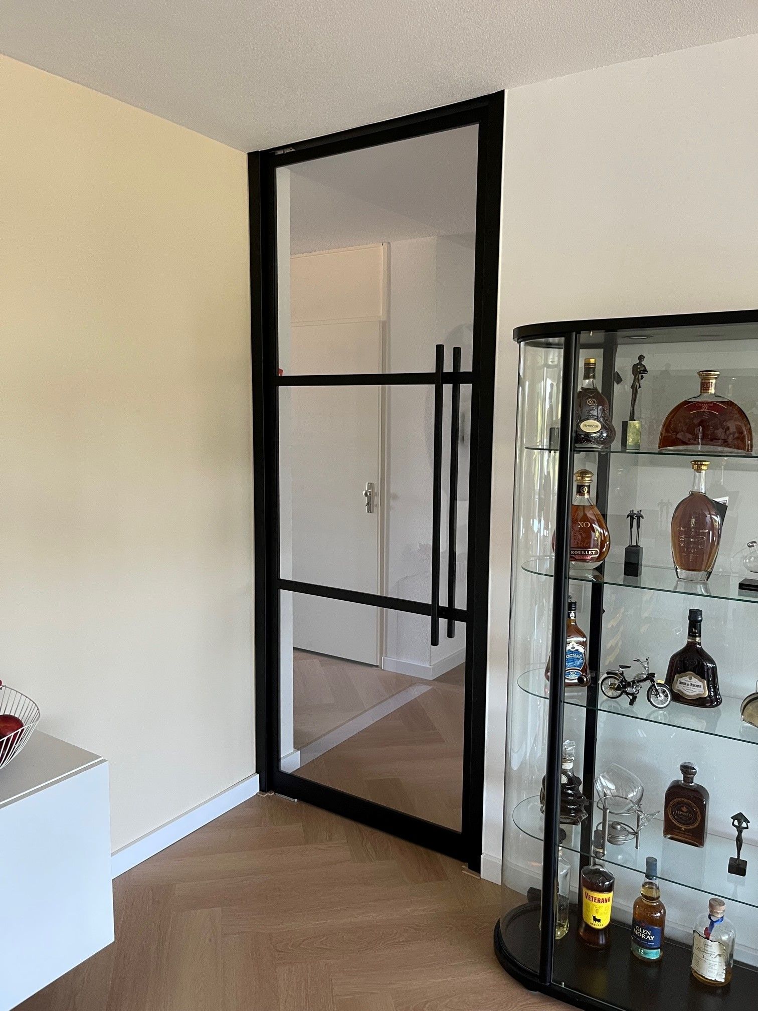 Maatwerk stalen taatsdeur in bestaand kozijn. Door onze overzetprofielen kunnen wij alle soorten opdekdeuren vervangen zonder schade of slopen. Hollemans Homesteel Numansdorp